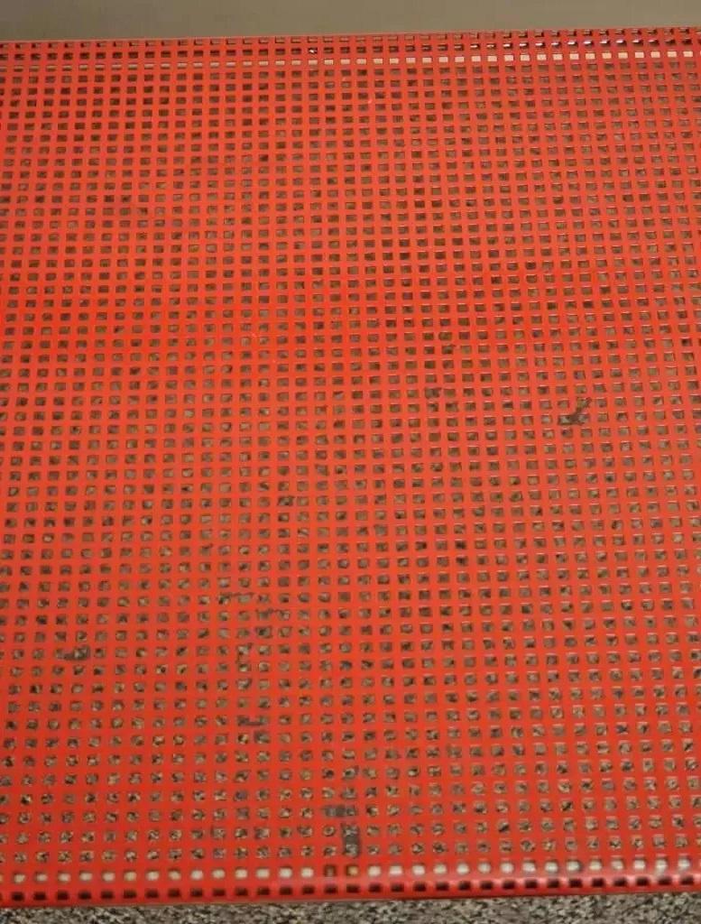 Vintage Tomado Sillas Apilables Modernas De Mitad De Siglo Cromadas De Malla Metálica Roja B - Pareja siglo XX en venta