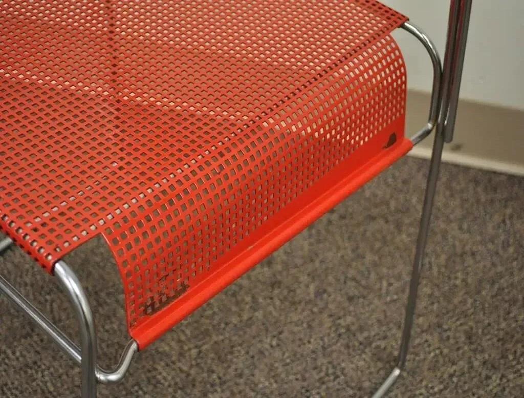 Vintage Tomado Sillas Apilables Modernas De Mitad De Siglo Cromadas De Malla Metálica Roja B - Pareja en venta 1