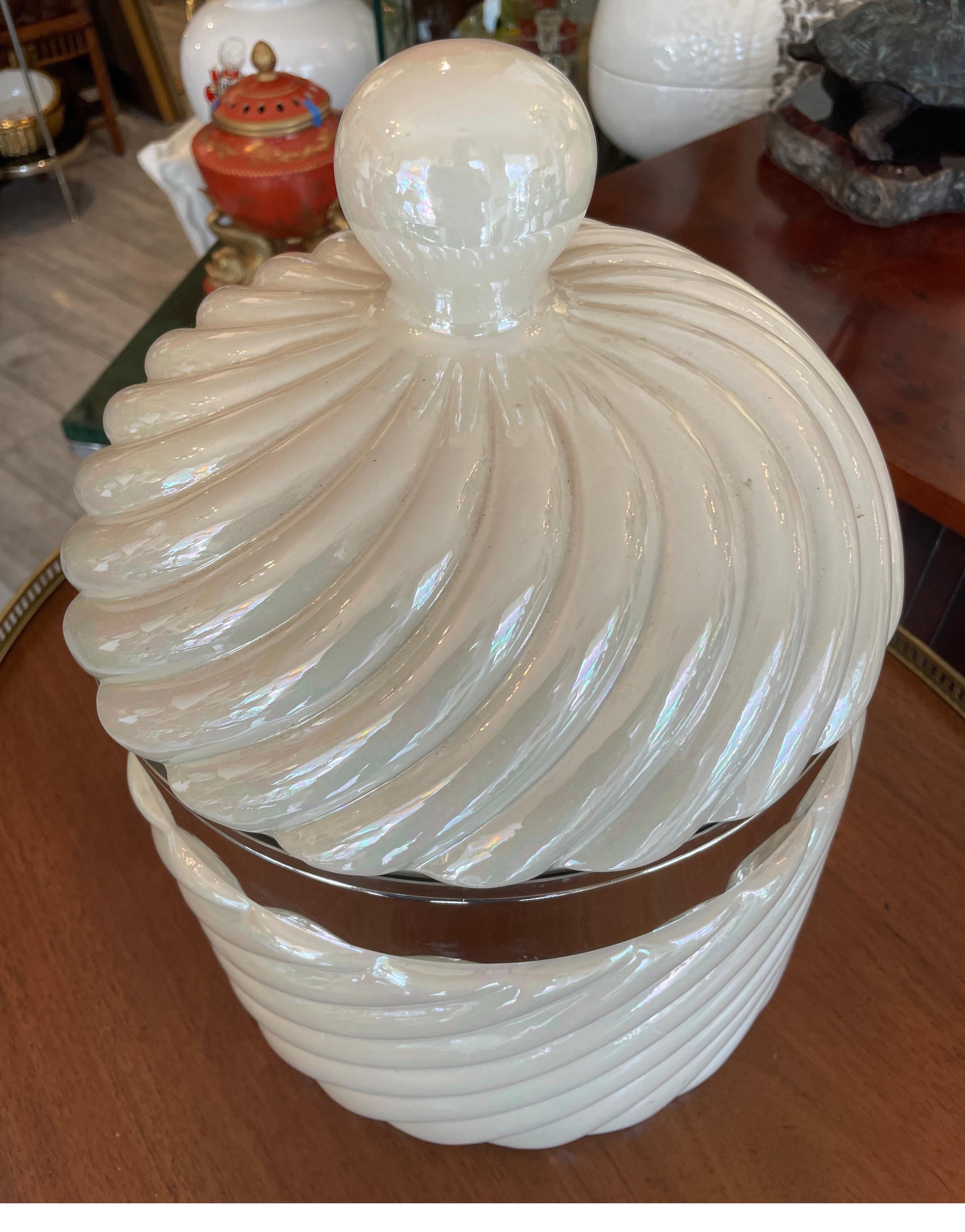Secchiello per il ghiaccio in porcellana a spirale vintage di Tomasso Barbi. Un pezzo davvero speciale per il tuo bar. Bianco sporco con bordi cromati.