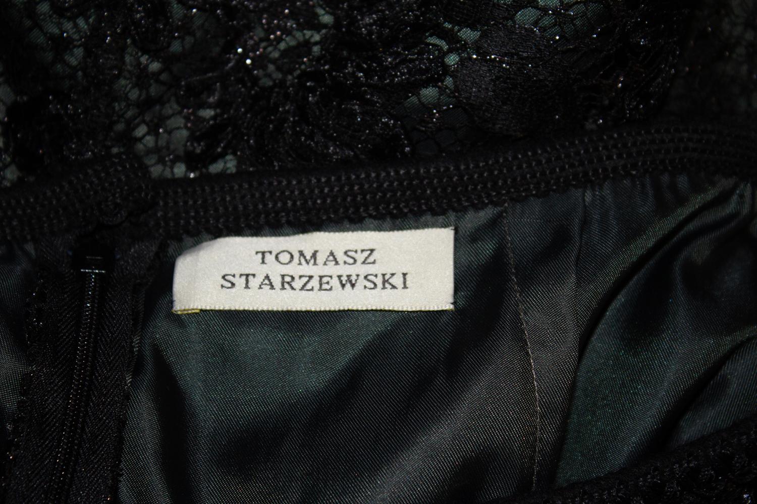 Ein atemberaubender Vintage-Abend / Party-Rock von Tomasz Starzewski. Die äußere Schicht ist eine hübsche Schicht aus schwarzer Spitze in einem Blumenmuster. Die innere Schicht ist weihnachtsbaumgrün, was eine schöne Farbkombination ergibt. Der Rock