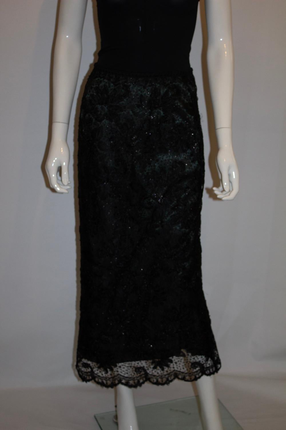 Vintage Tomasz Starzewski Schwarzer Spitzenrock mit grünem Futter im Zustand „Gut“ im Angebot in London, GB