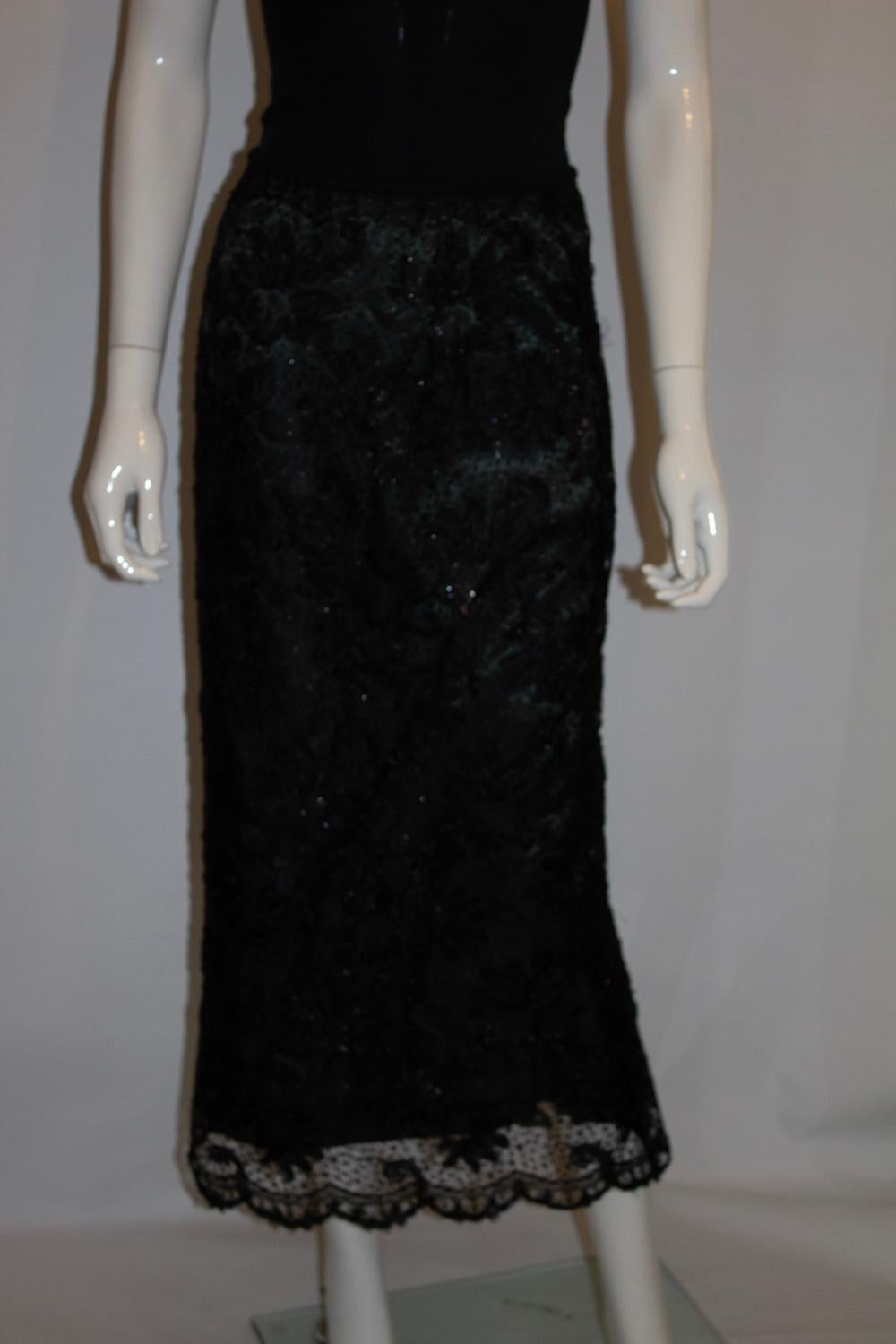 Vintage Tomasz Starzewski Schwarzer Spitzenrock mit grünem Futter im Angebot 1