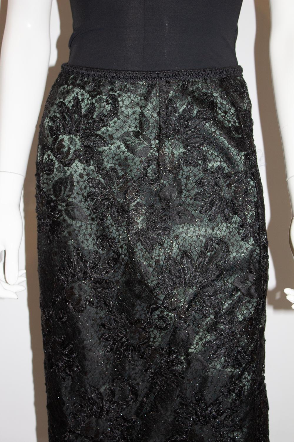 Vintage Tomasz Starzewski Schwarzer Spitzenrock mit grünem Futter im Angebot 2