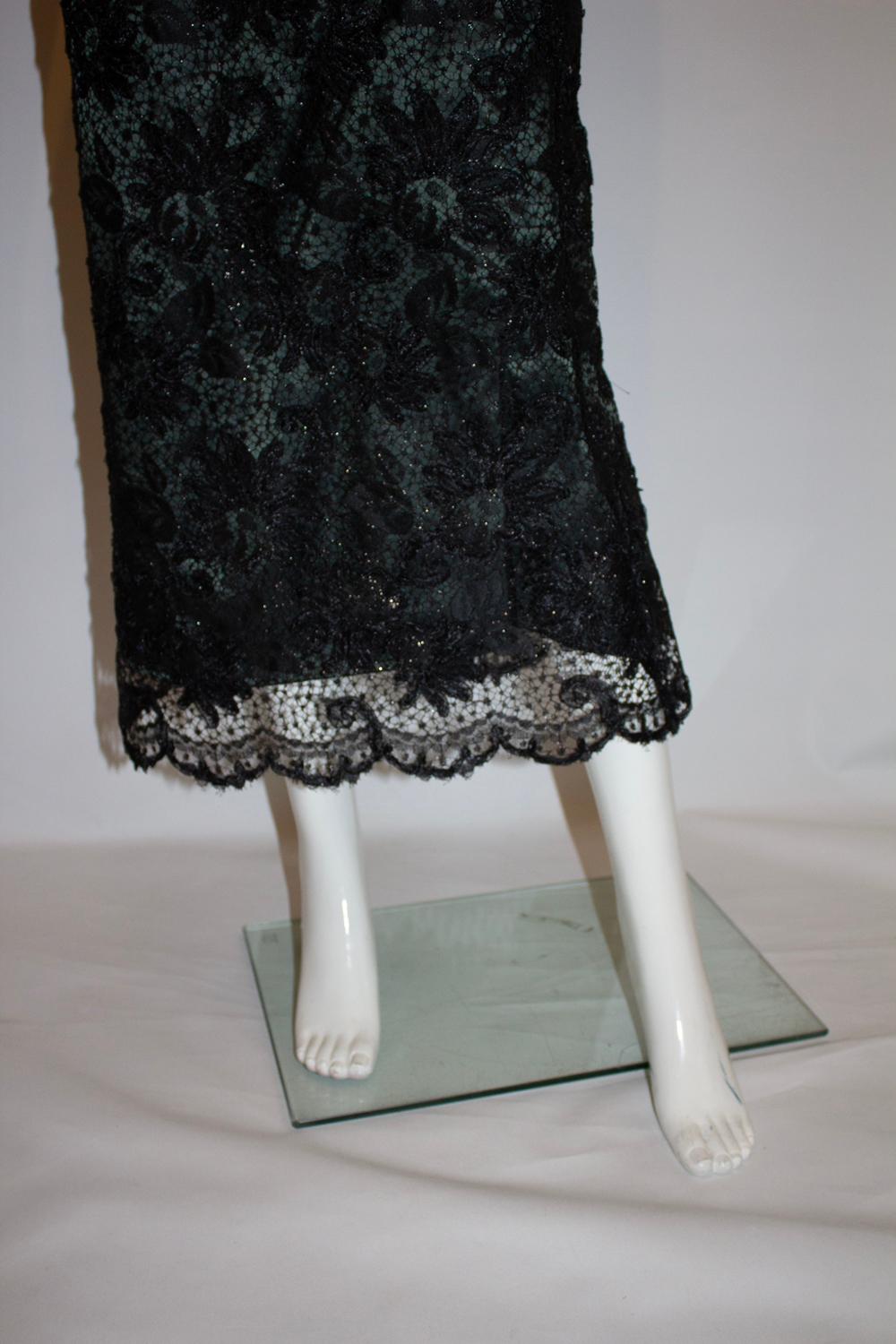 Vintage Tomasz Starzewski Schwarzer Spitzenrock mit grünem Futter im Angebot 3