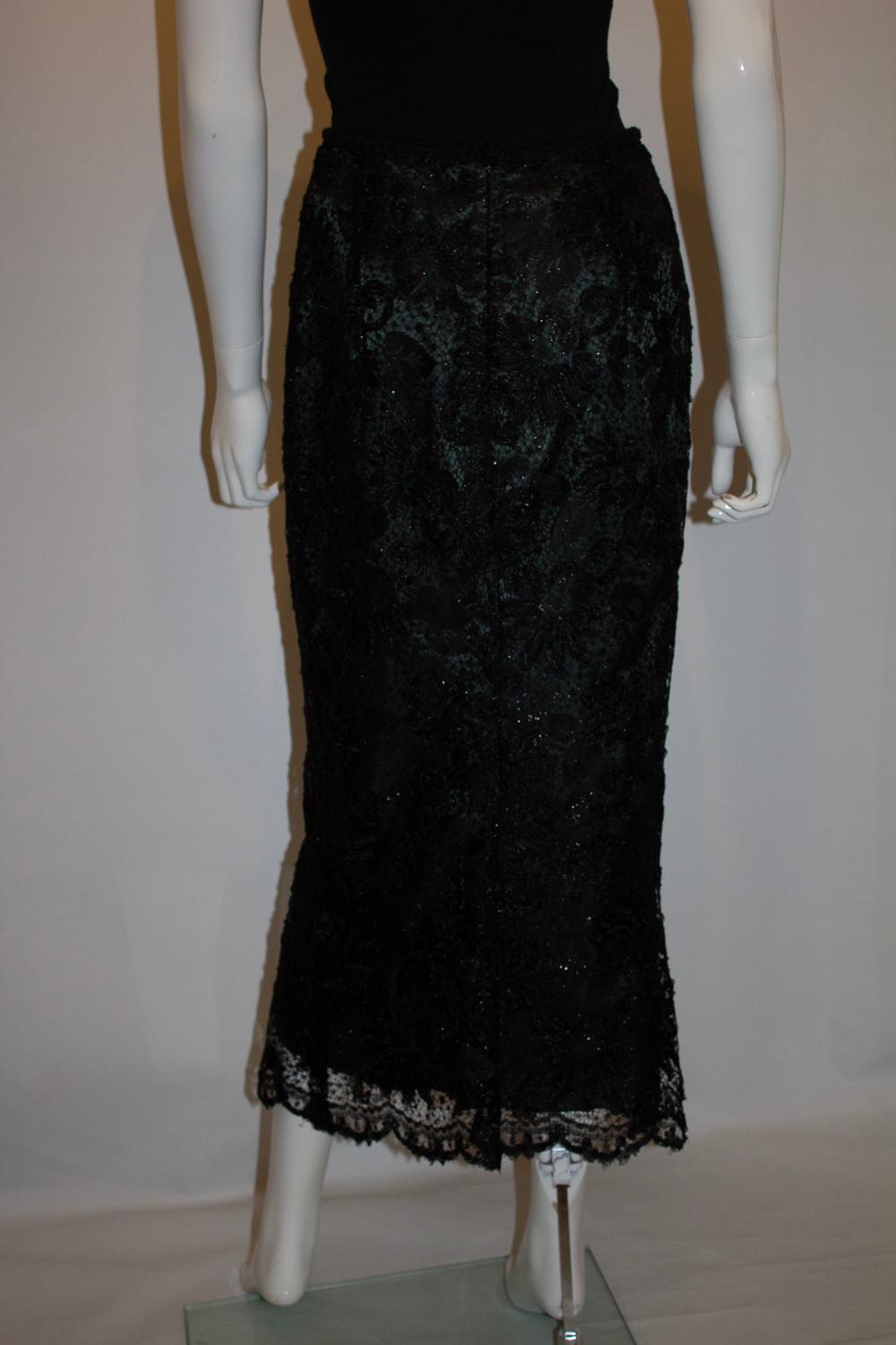 Vintage Tomasz Starzewski Schwarzer Spitzenrock mit grünem Futter im Angebot 4