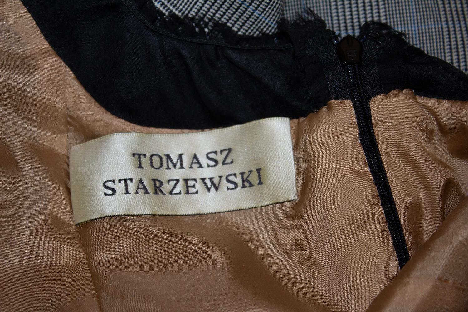 Ein tolles Kleid zum  die Sie vom Schreibtisch zum Abendessen oder zu einem Drink bringen. Das Kleid hat einen karierten Body mit Chiffondetail an der Brust. Es hat einen Rundhalsausschnitt auf der Vorder- und Rückseite, und  hat einen zentralen