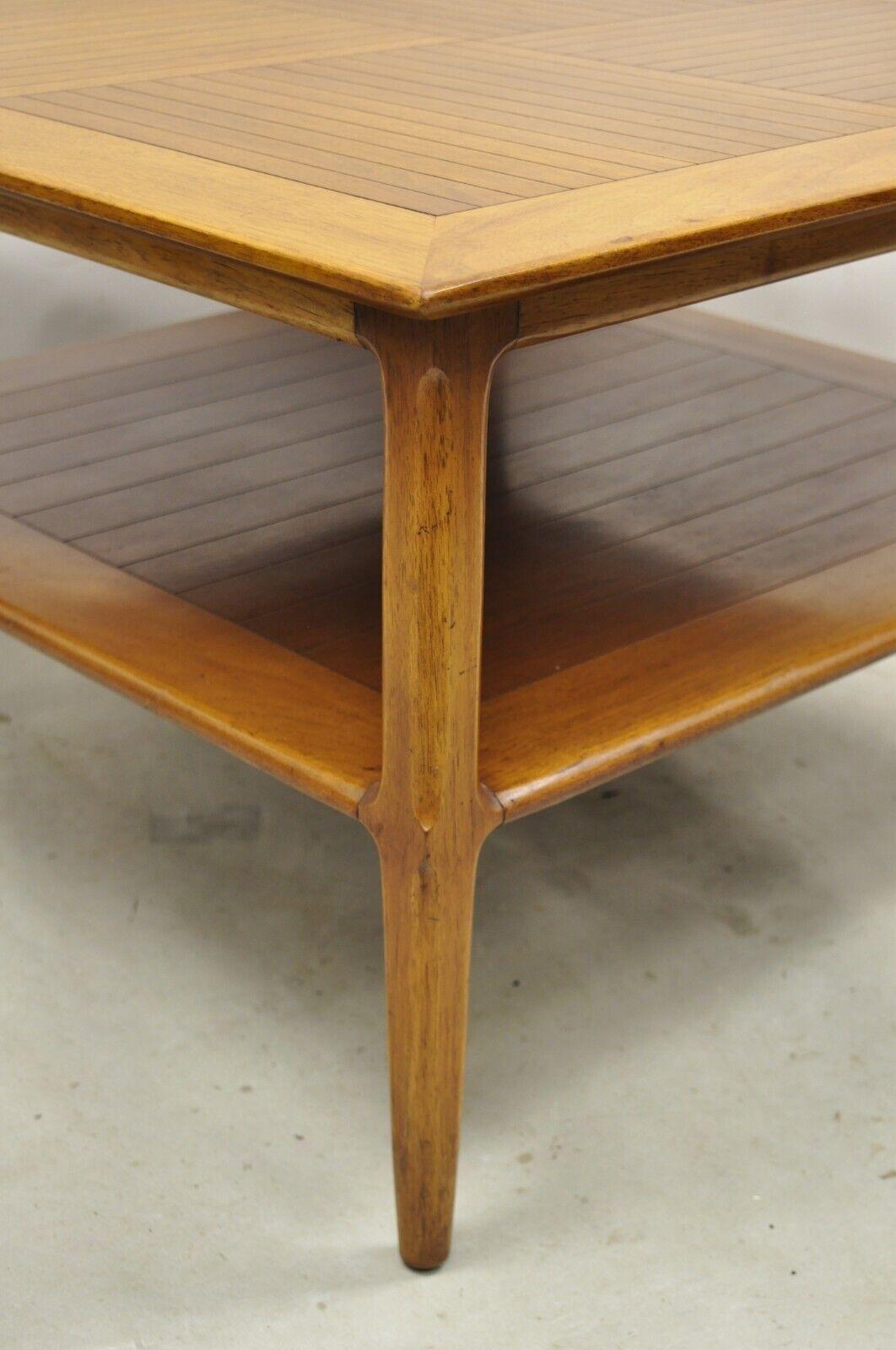 Raffinierter quadratischer Vintage-Beistelltisch aus Nussbaumholz von Tomlinson, Mid-Century Modern im Zustand „Gut“ im Angebot in Philadelphia, PA