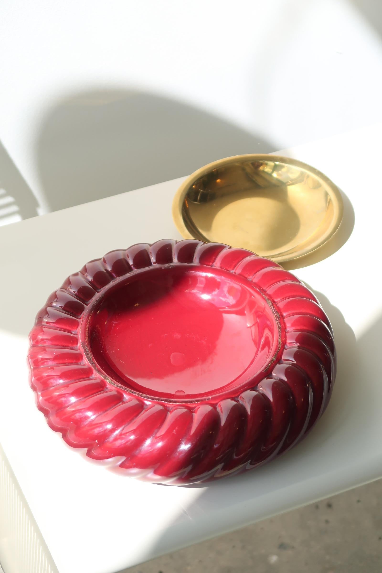 Brass Vintage Tommaso Barbi Italian 1970s Burgundy Red Ribbed Ceramic Bowl Centerpiece For Sale