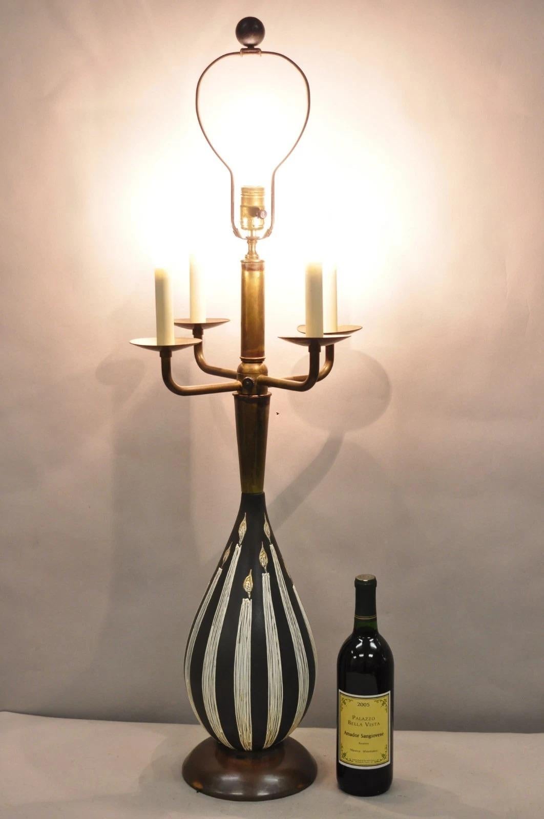 Lampada da tavolo a candelabro in ottone dipinta a bulbo in ceramica d'epoca della metà del secolo scorso nello stile di Tommi Parzinger. Circa all'inizio del XX secolo. Misure: 40