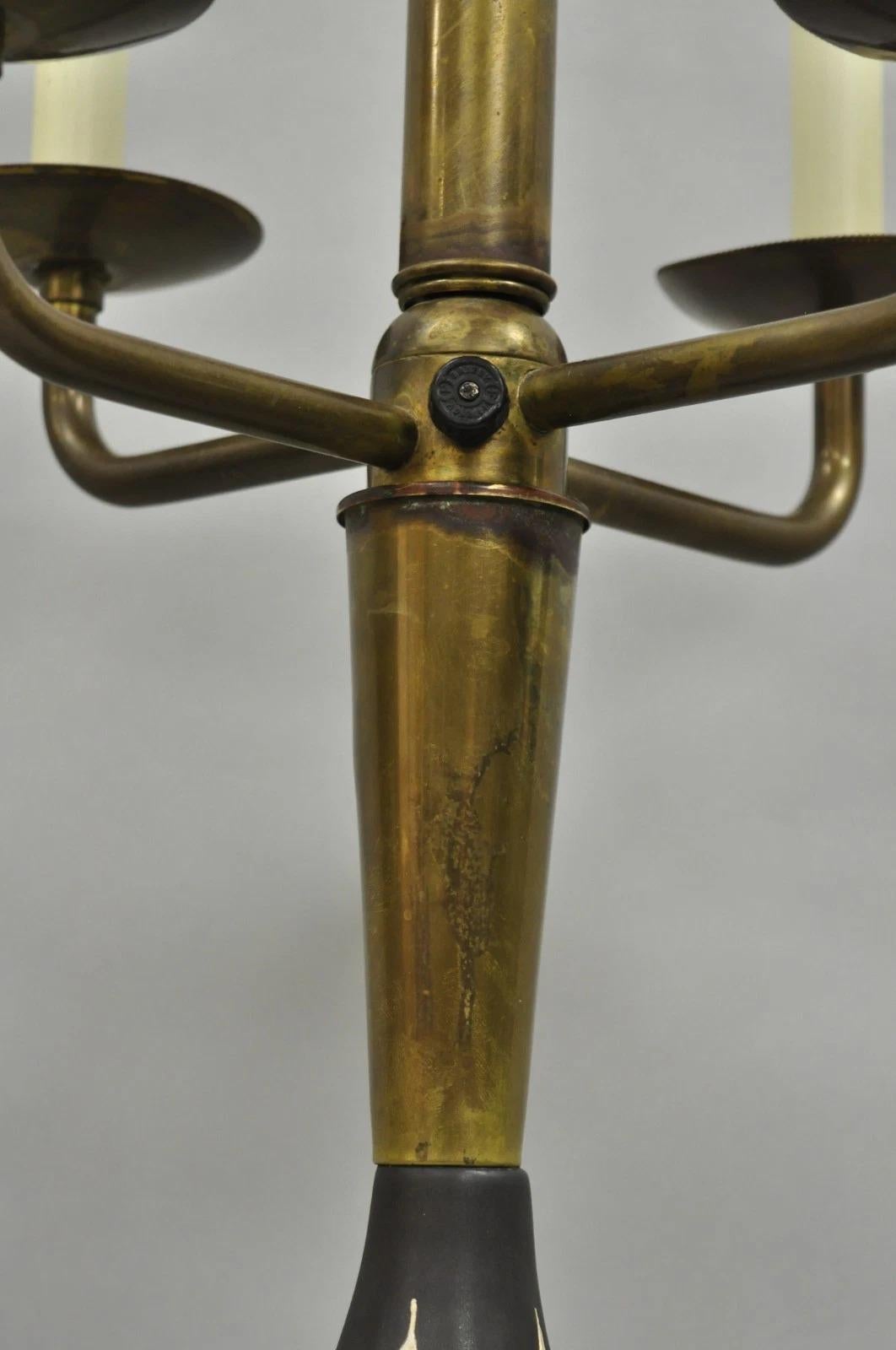 Ottone Lampada da tavolo MCM d'epoca in stile Tommi Parzinger dipinta su ceramica con 