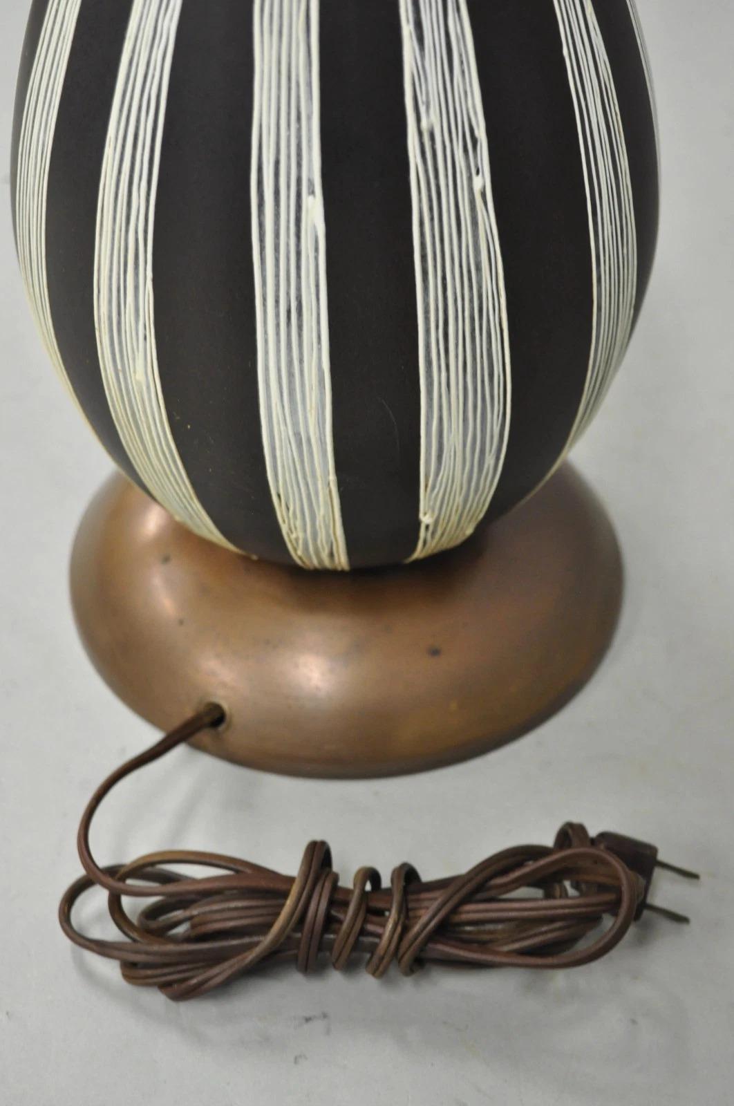 Lampada da tavolo MCM d'epoca in stile Tommi Parzinger dipinta su ceramica con 