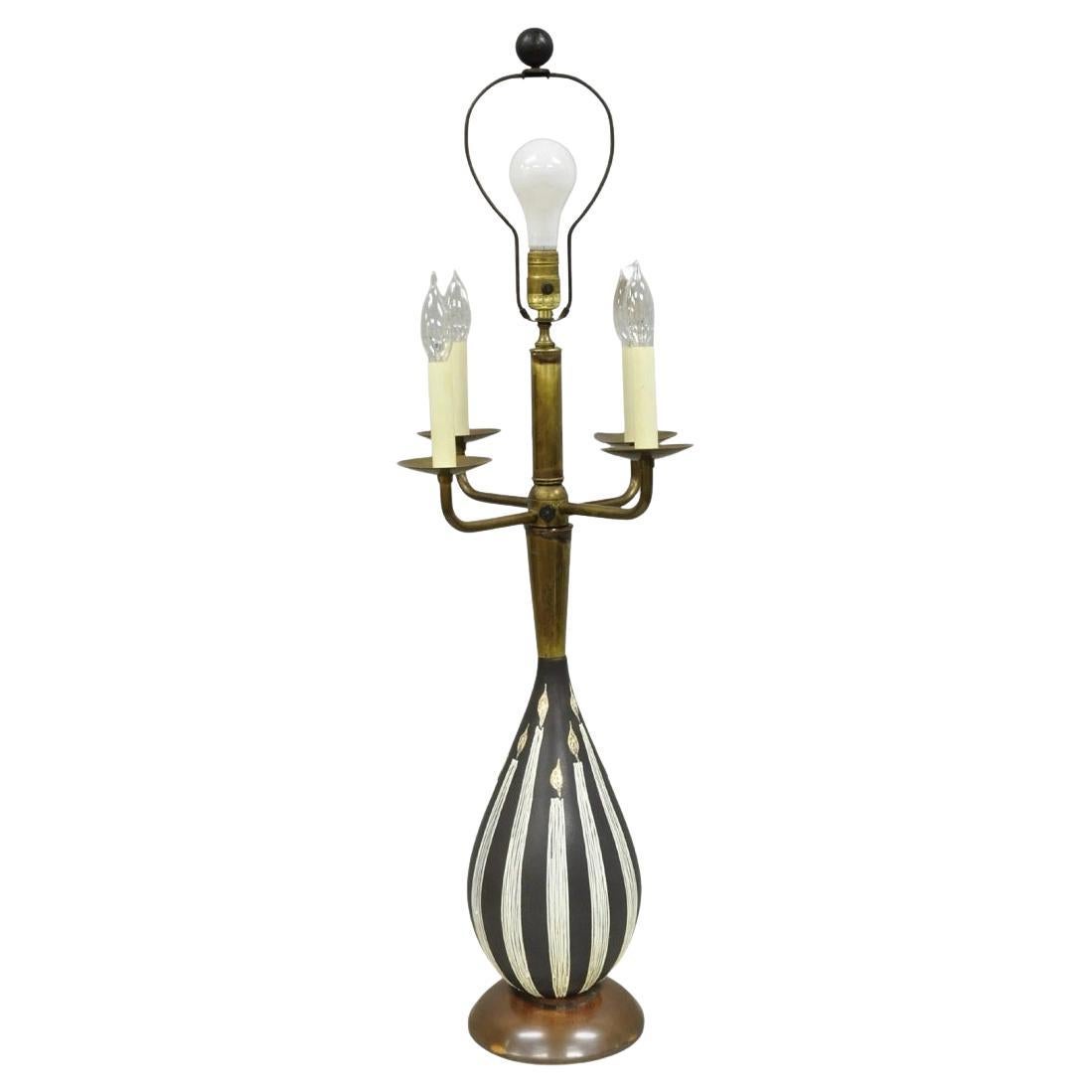 Lampada da tavolo MCM d'epoca in stile Tommi Parzinger dipinta su ceramica con "candele" in ottone in vendita