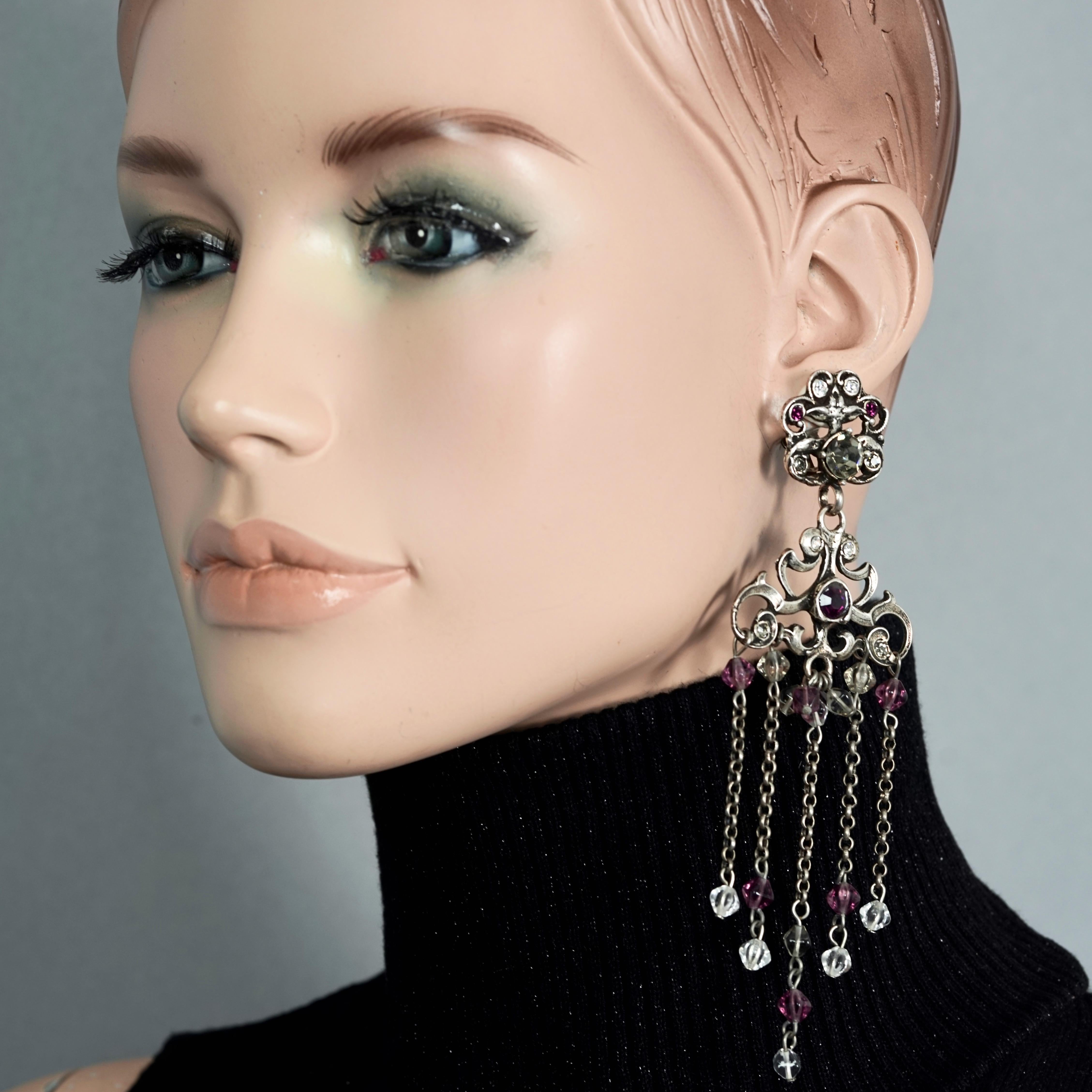Vintage TON PASCAL Jewelled Baroque Cascading Chain Dangling Earrings

Measurements:
Height: 5.31 inches (13.5 cm)
Width: 1.69 inches (4.3 cm)
Weight per Earring: 20 grams

Features:
- 100% Authentic TON PASCAL.
- Dangling Baroque style earrings