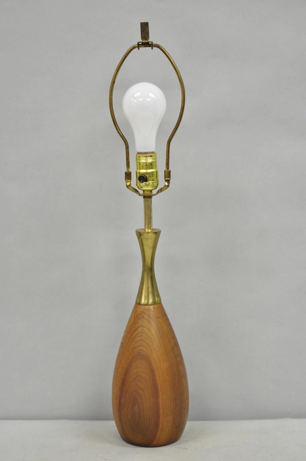 Vintage Tony Paul Mid Century Modern Sculptured Walnut & Brass Small Table Lamp en vente 5