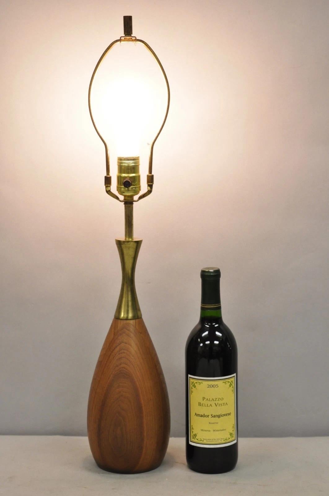 Vintage Tony Paul Mid Century Modern Sculptured Walnut & Brass Small Table Lamp. Circa Mid 20th Century. Dimensions : 25,5