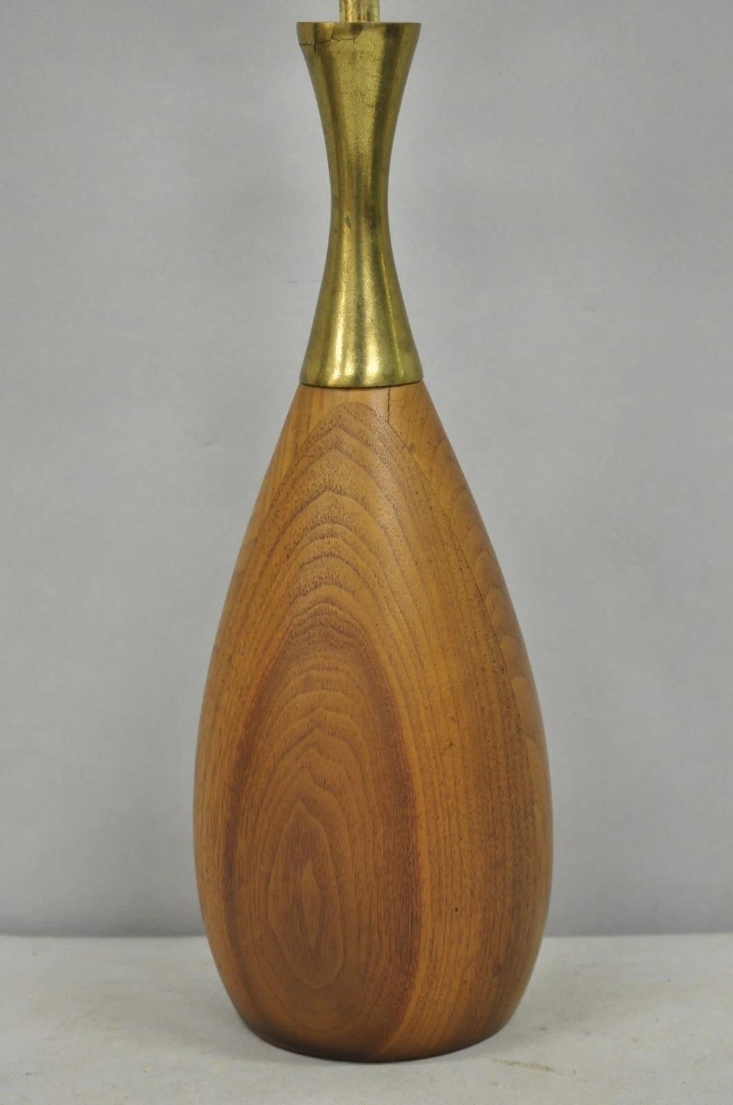 Mid-Century Modern Vintage Tony Paul Mid Century Modern Sculptured Walnut & Brass Small Table Lamp en vente