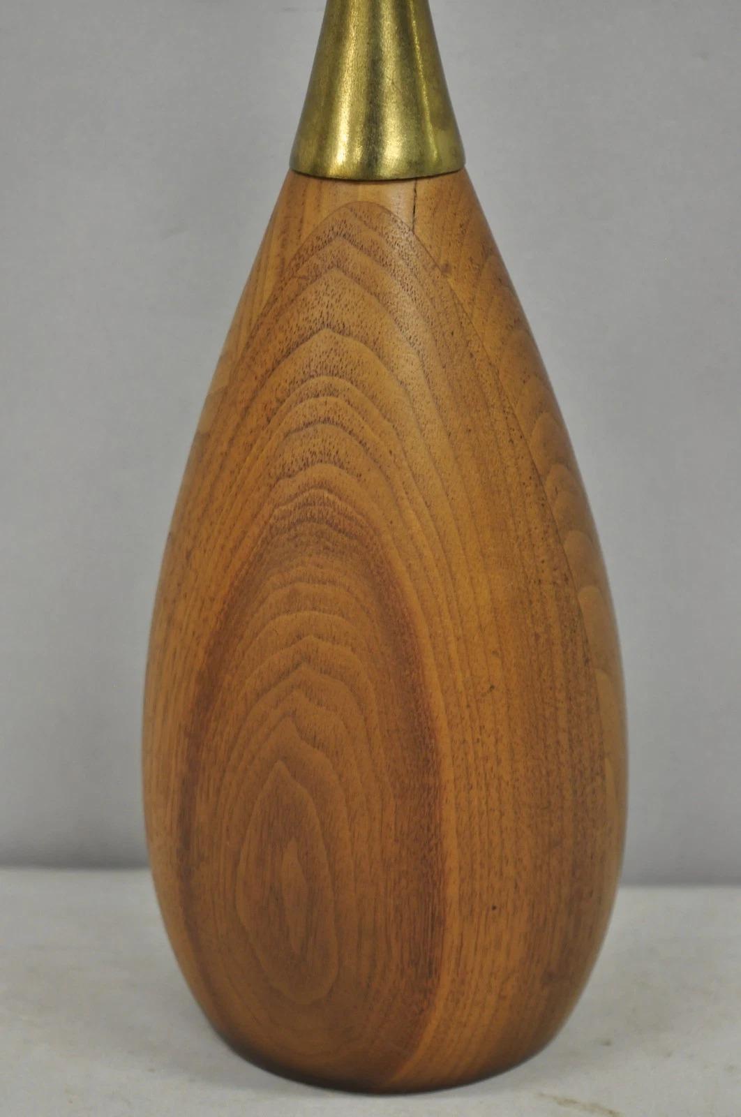 Inconnu Vintage Tony Paul Mid Century Modern Sculptured Walnut & Brass Small Table Lamp en vente