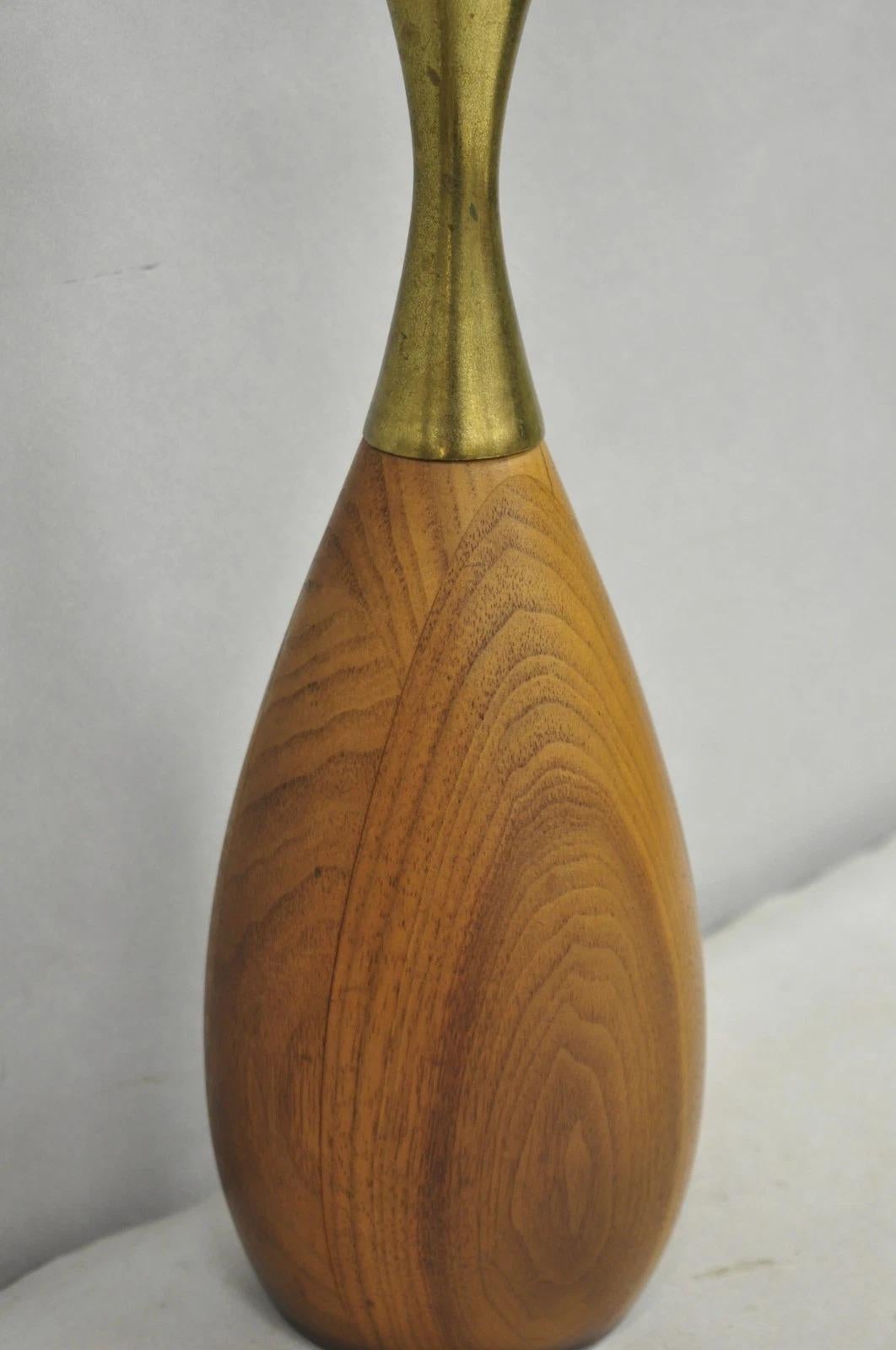 Vintage Tony Paul Mid Century Modern Sculptured Walnut & Brass Small Table Lamp Bon état - En vente à Philadelphia, PA