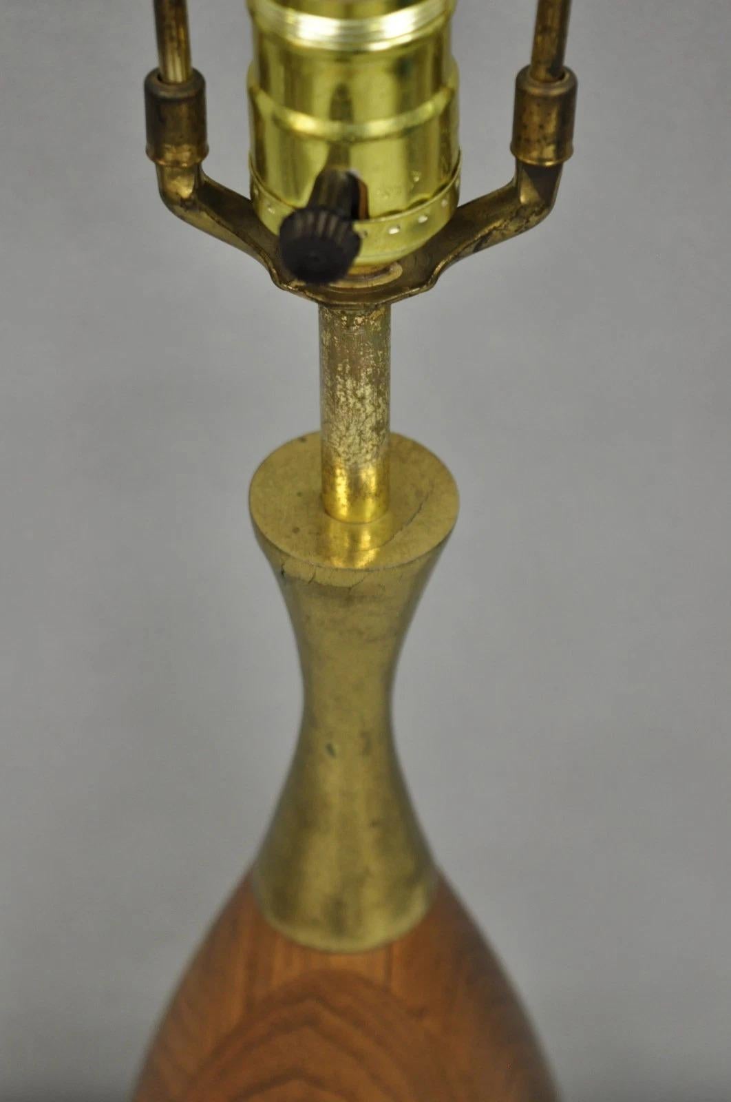 20ième siècle Vintage Tony Paul Mid Century Modern Sculptured Walnut & Brass Small Table Lamp en vente