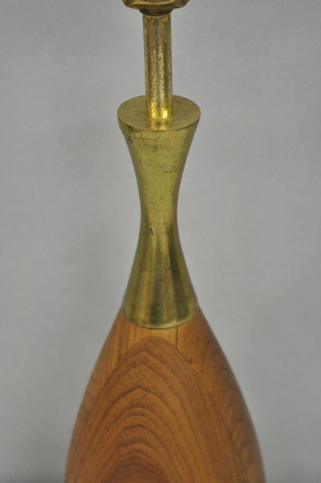 Noyer Vintage Tony Paul Mid Century Modern Sculptured Walnut & Brass Small Table Lamp en vente
