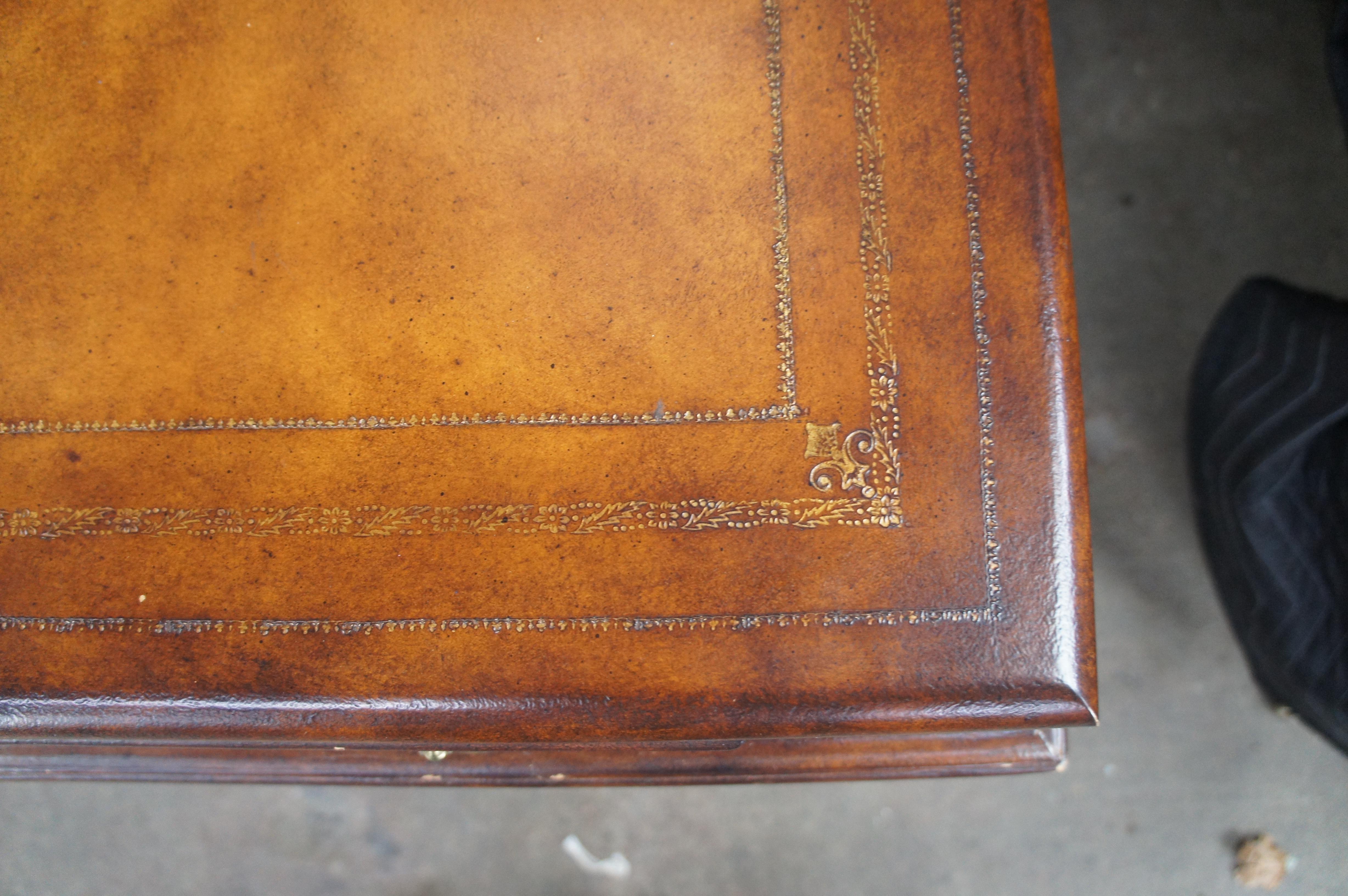 Traditioneller geschnitzter Vintage-Büro-Schreibtisch aus bearbeitetem Leder im Campaign-Stil 62