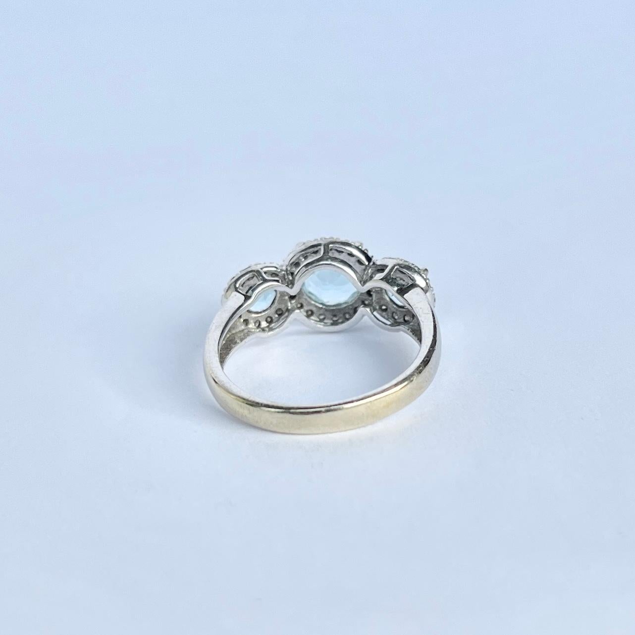 Dreifach-Cluster-Ring aus Weißgold mit Topas und Diamanten 9 Karat Damen im Angebot