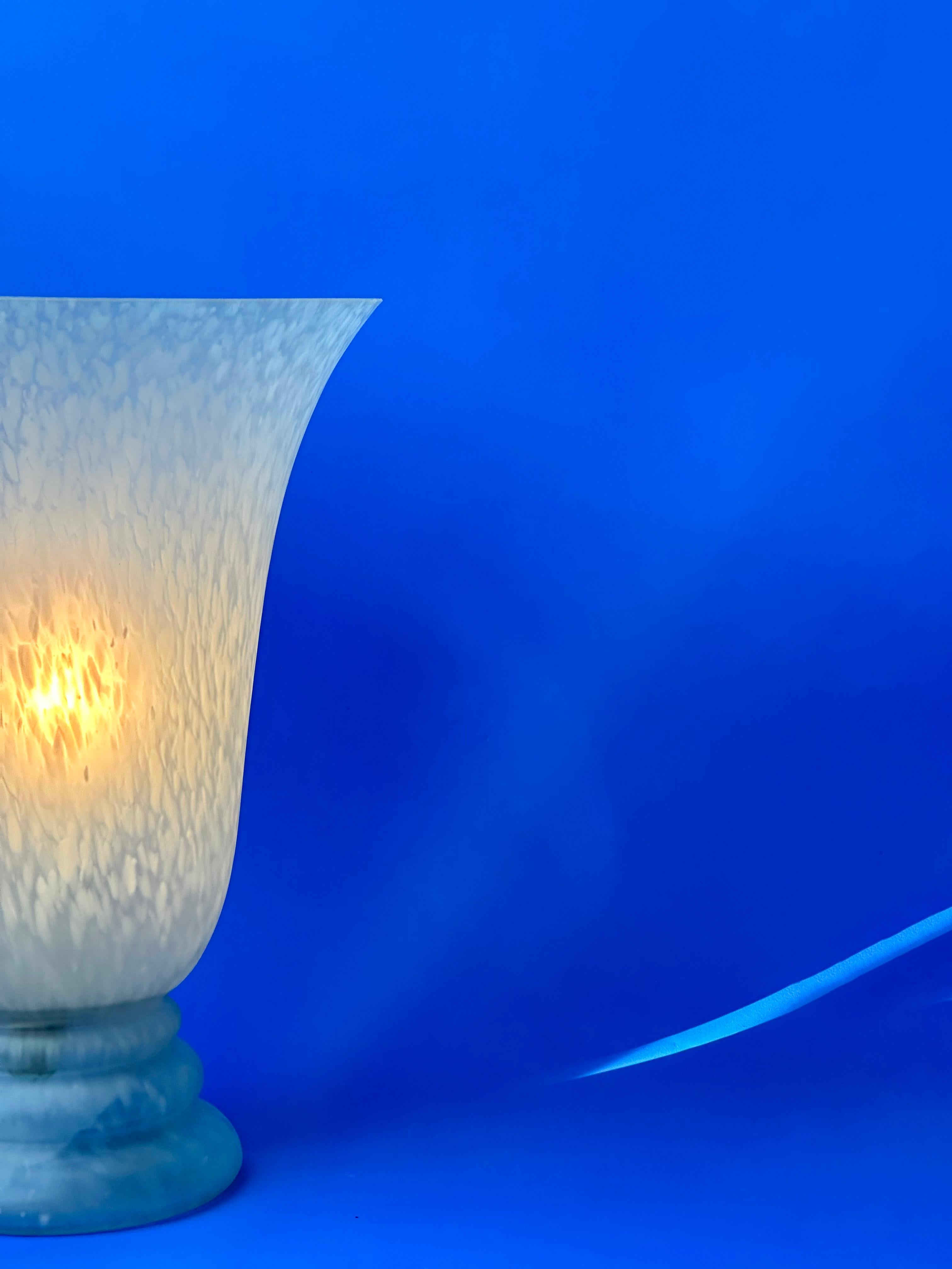 Lampe torchère en verre de style Art déco des années 1980 en vente 1