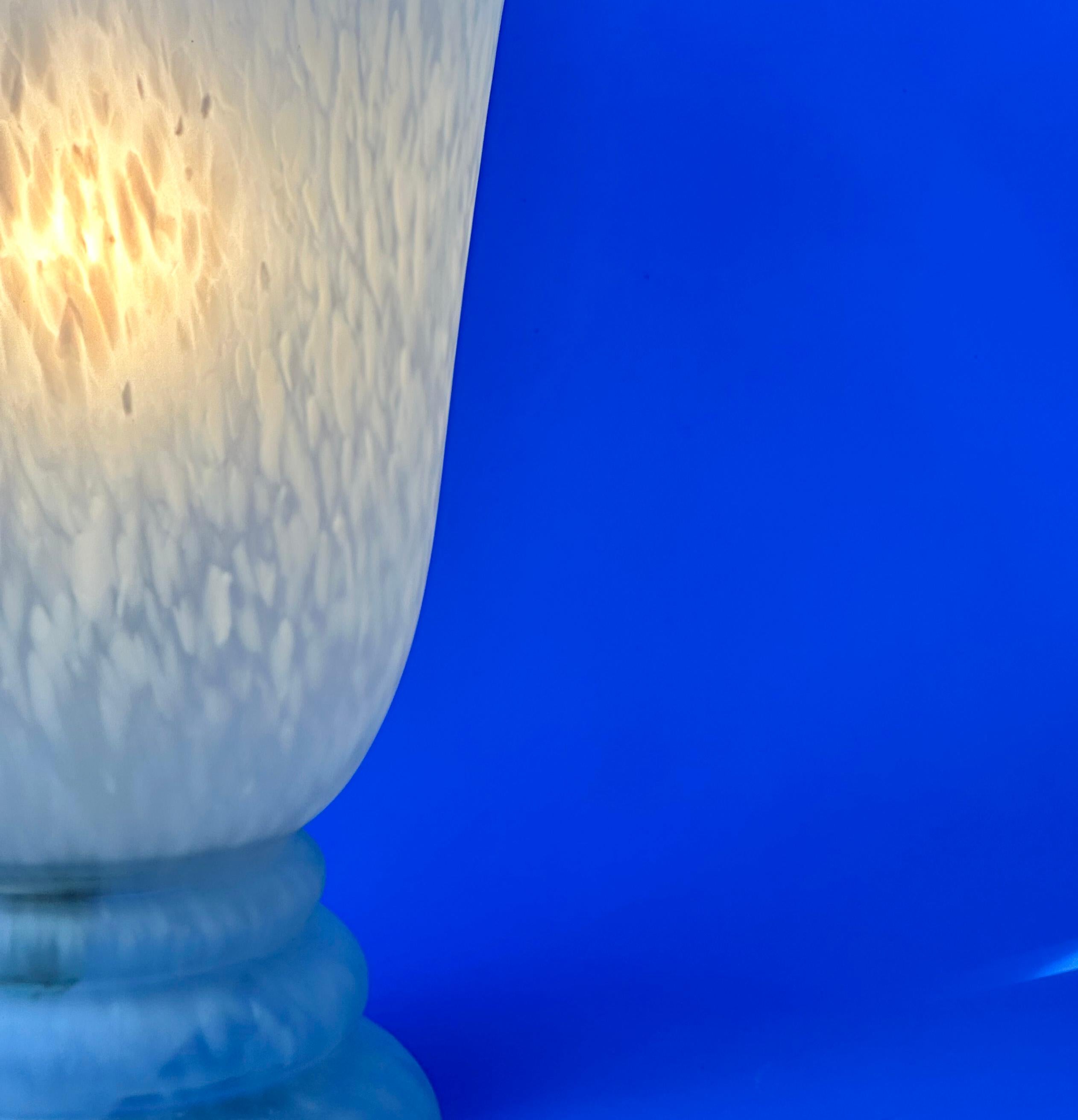 Lampe torchère en verre de style Art déco des années 1980 en vente 2