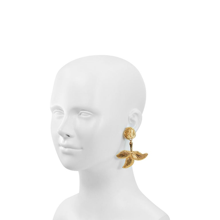 Vintage IL Torrente Gold Tone Dangling Earrings that are textured and hammered in portions. Clip On.  These are so fun and so chic and just have a look.  They kind of represent freedom. Could be a bird or leaves blowing. I thiink it is your choice.