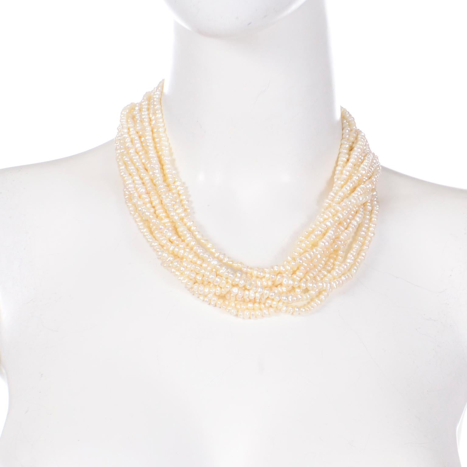 Collier vintage style torsadé en or 18 carats avec 12 perles multi-rangs Excellent état - En vente à Portland, OR