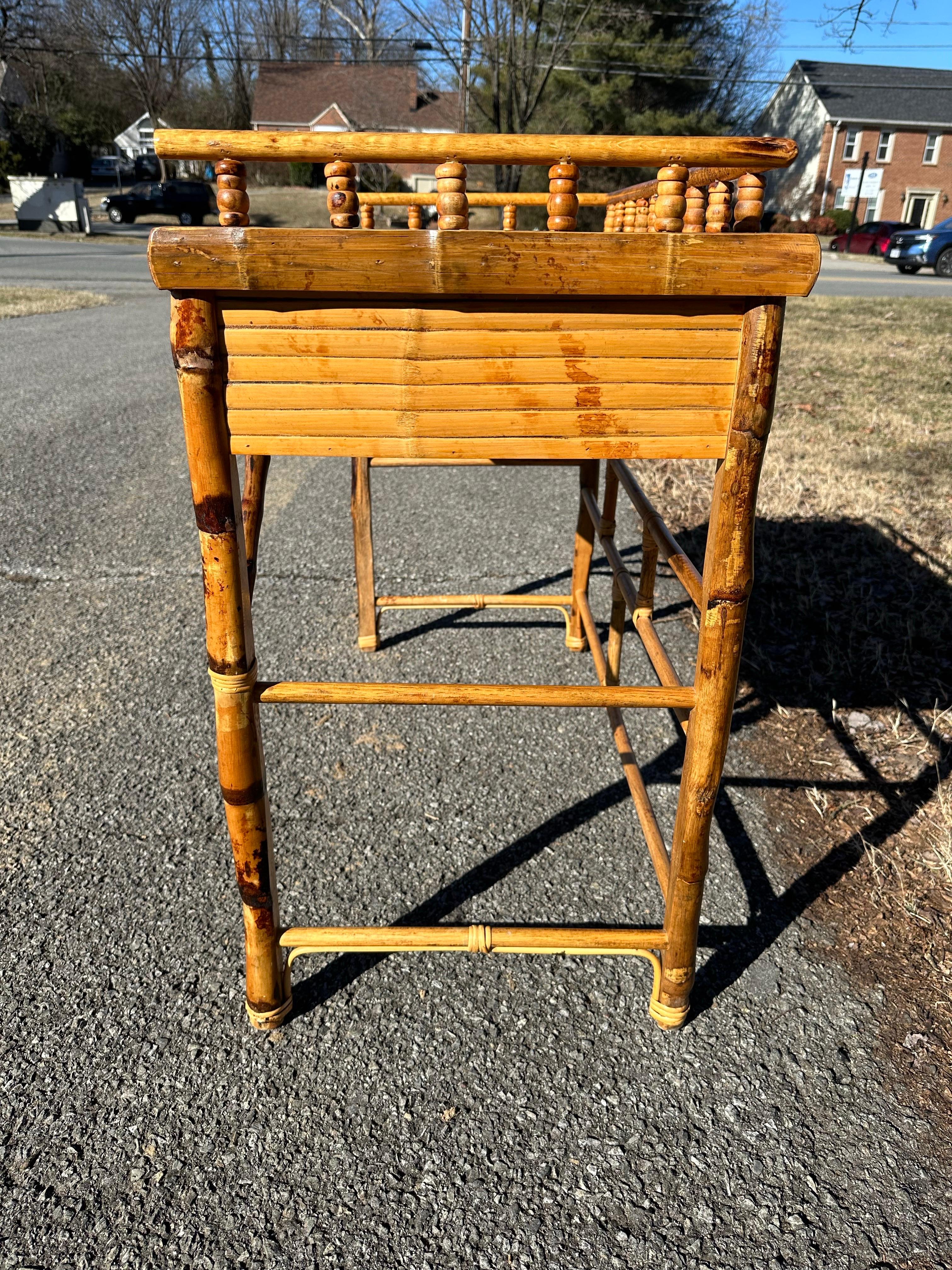 Moderno Scrivania vintage in bambù tartaruga e rattan in vendita