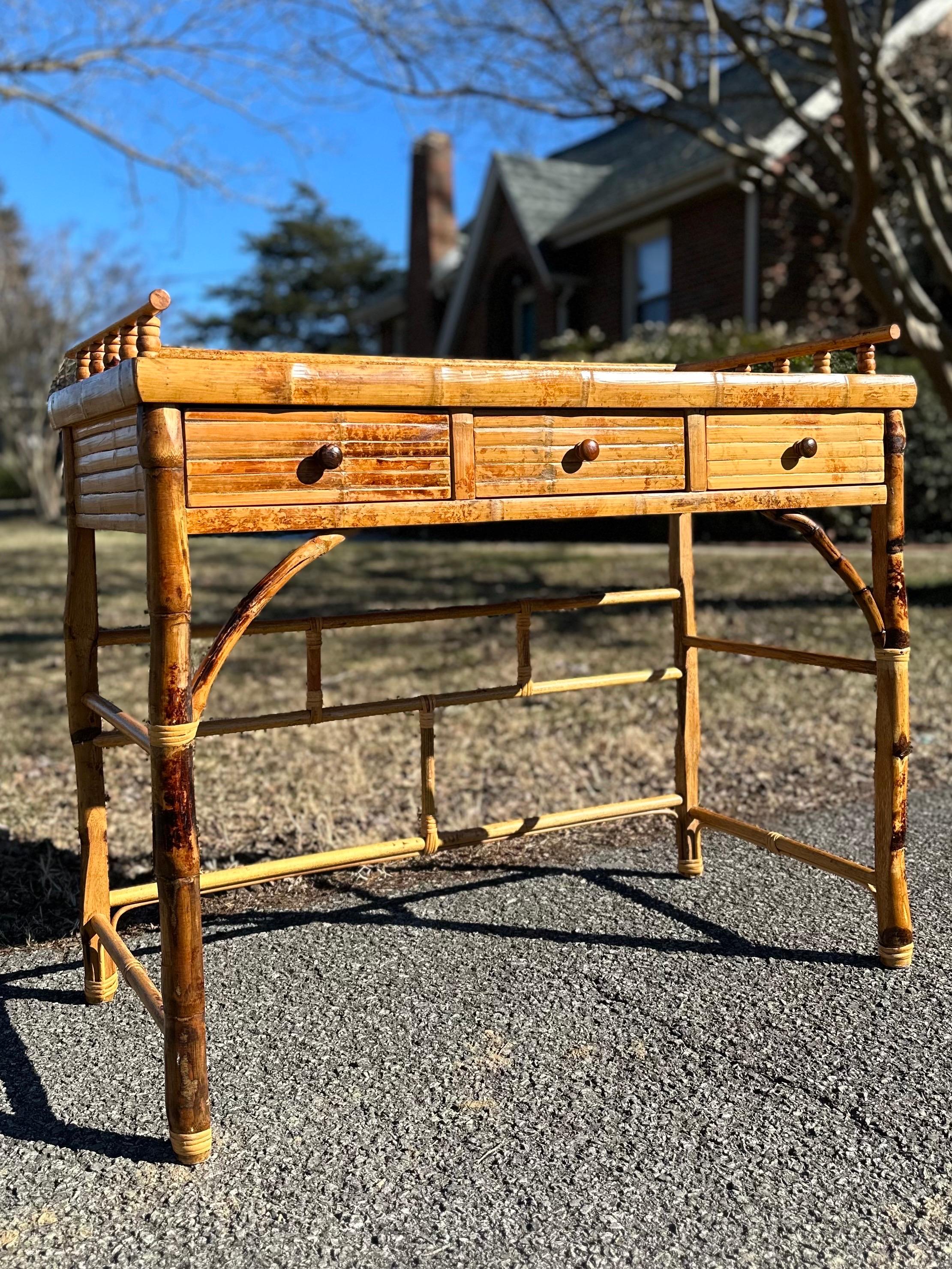 Americano Scrivania vintage in bambù tartaruga e rattan in vendita
