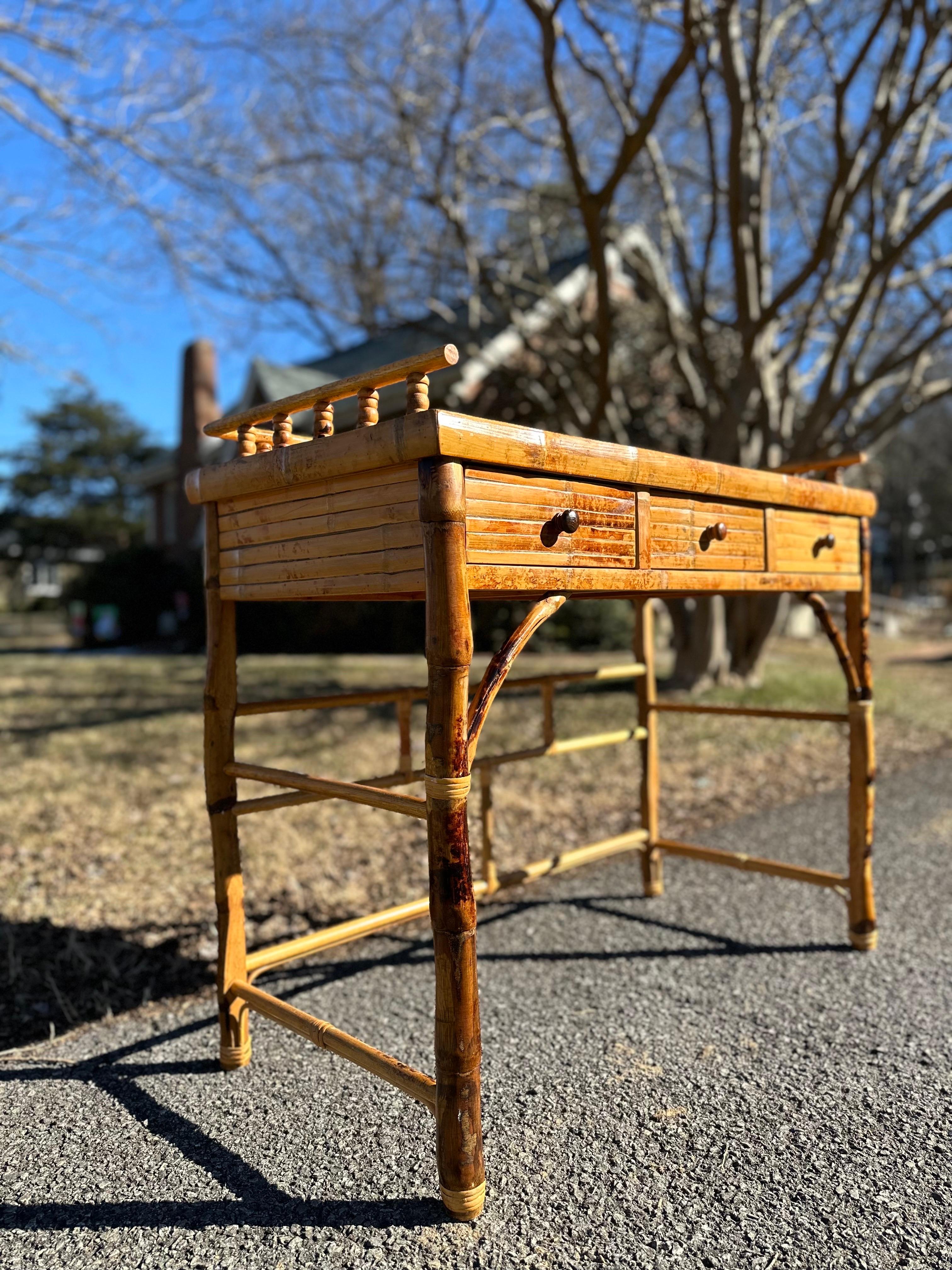 Scrivania vintage in bambù tartaruga e rattan In condizioni buone in vendita a Roanoke, VA