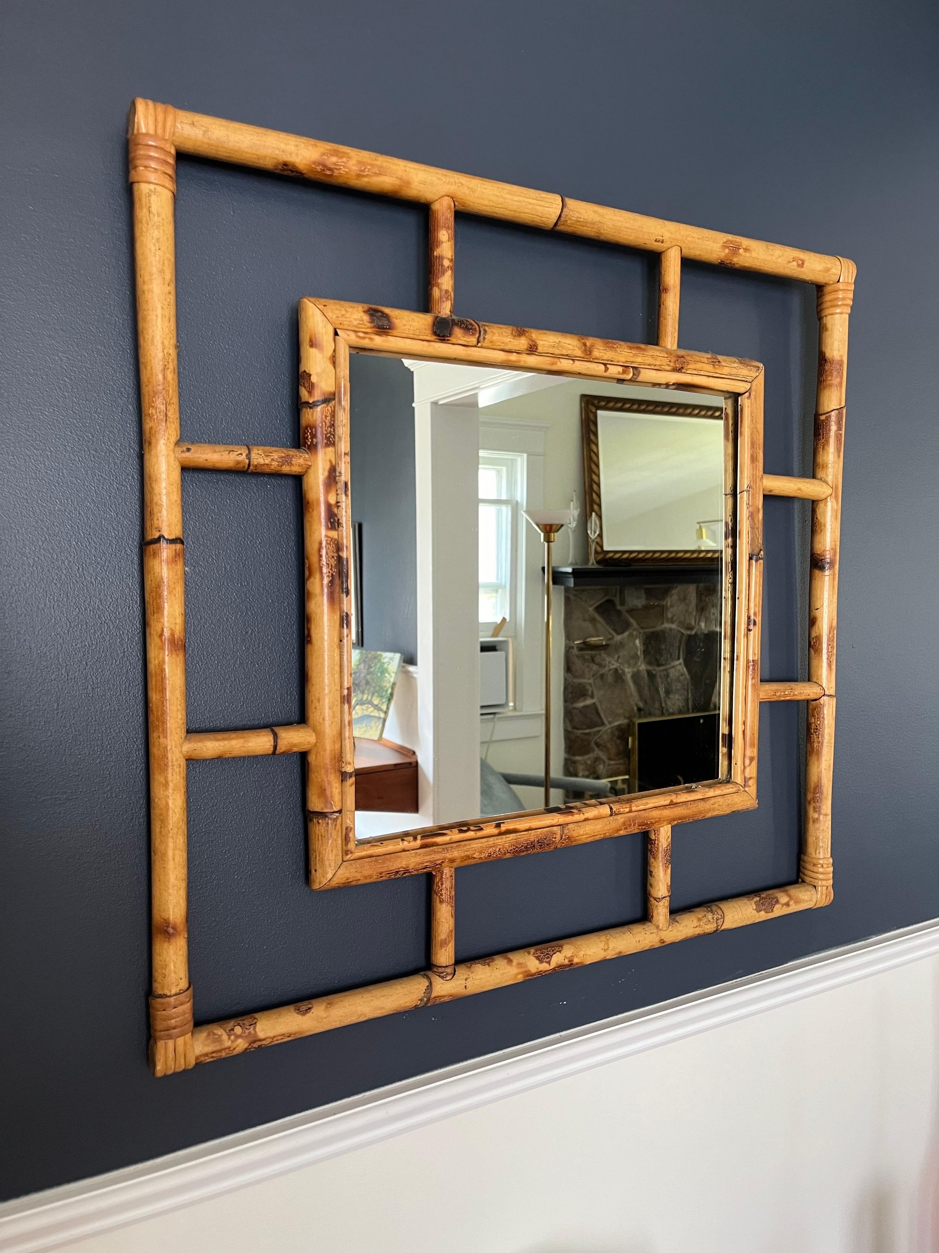 Bellissimo specchio da parete in bambù tartaruga. Cornice a reticolo con angoli arrotolati. Il design versatile si adatta a diversi tipi di arredamento. Ben rifinito con il motivo della tartaruga.