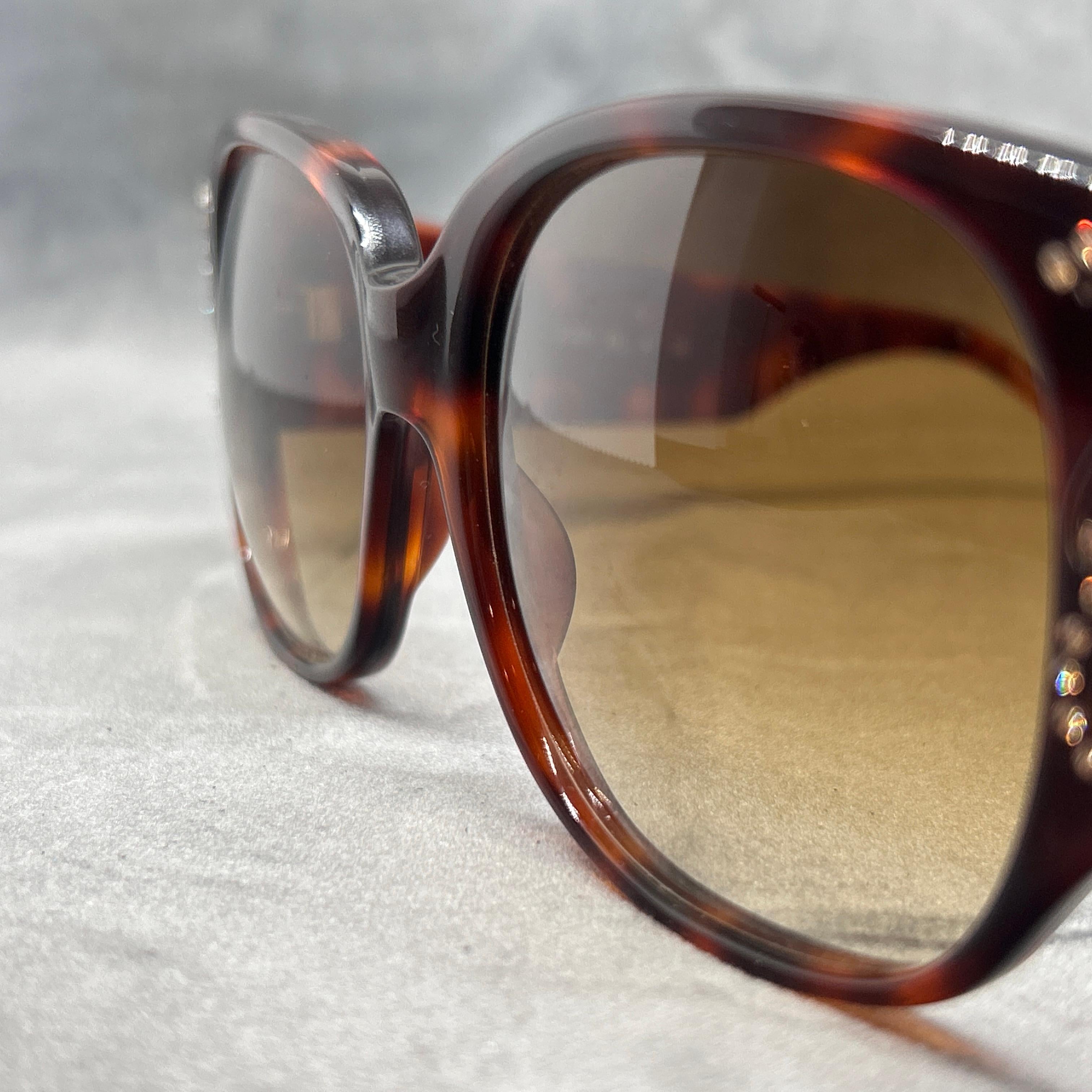 Übergroße Vintage-Sonnenbrille aus Schildpatt, Lucite und Strass mit Juwelen von Emmanuelle Khanh im Angebot 4