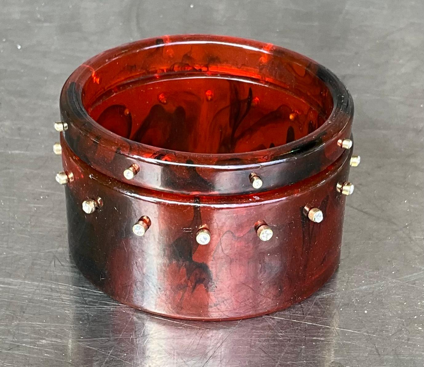 Rétro Bangle in lucite tartarugata vintage con strass - un set in vendita