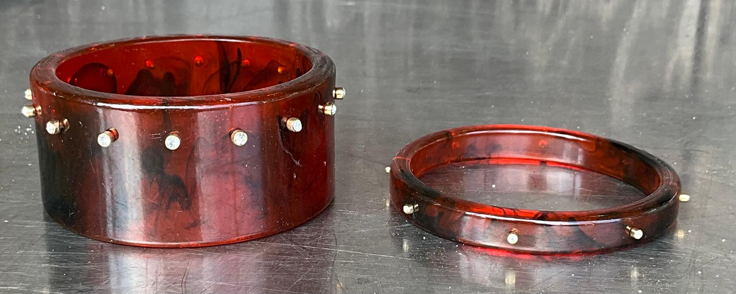 Bangle in lucite tartarugata vintage con strass - un set in vendita 1