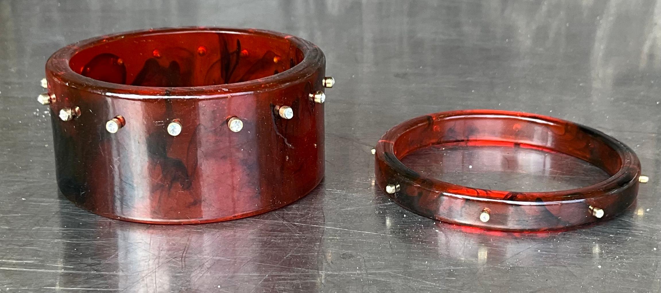 Bangle in lucite tartarugata vintage con strass - un set in vendita 2
