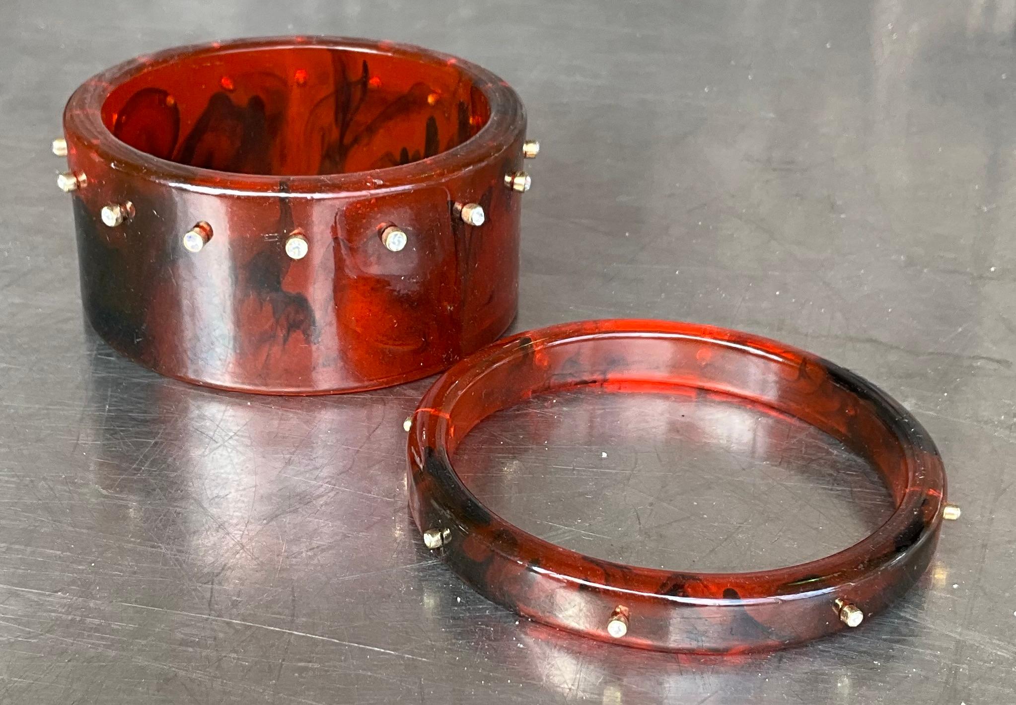 Bangle in lucite tartarugata vintage con strass - un set in vendita 3