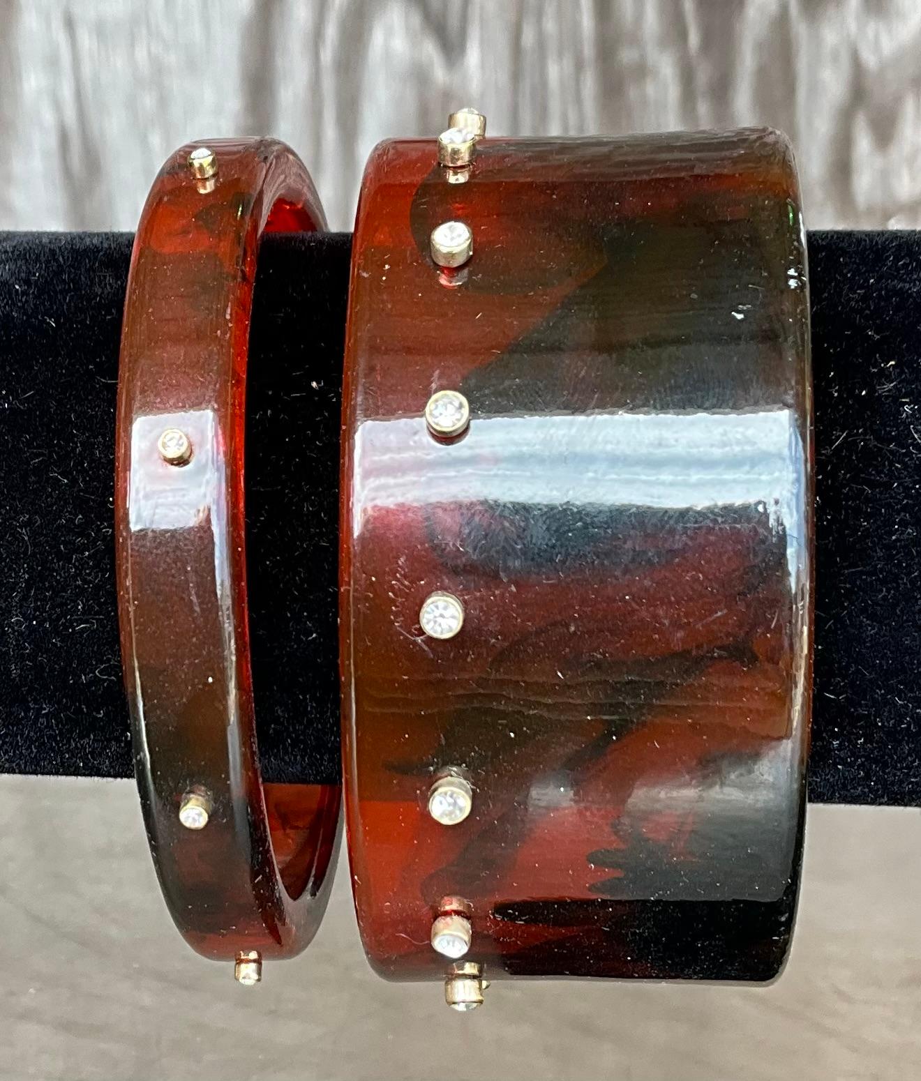 Bangle in lucite tartarugata vintage con strass - un set in vendita 4