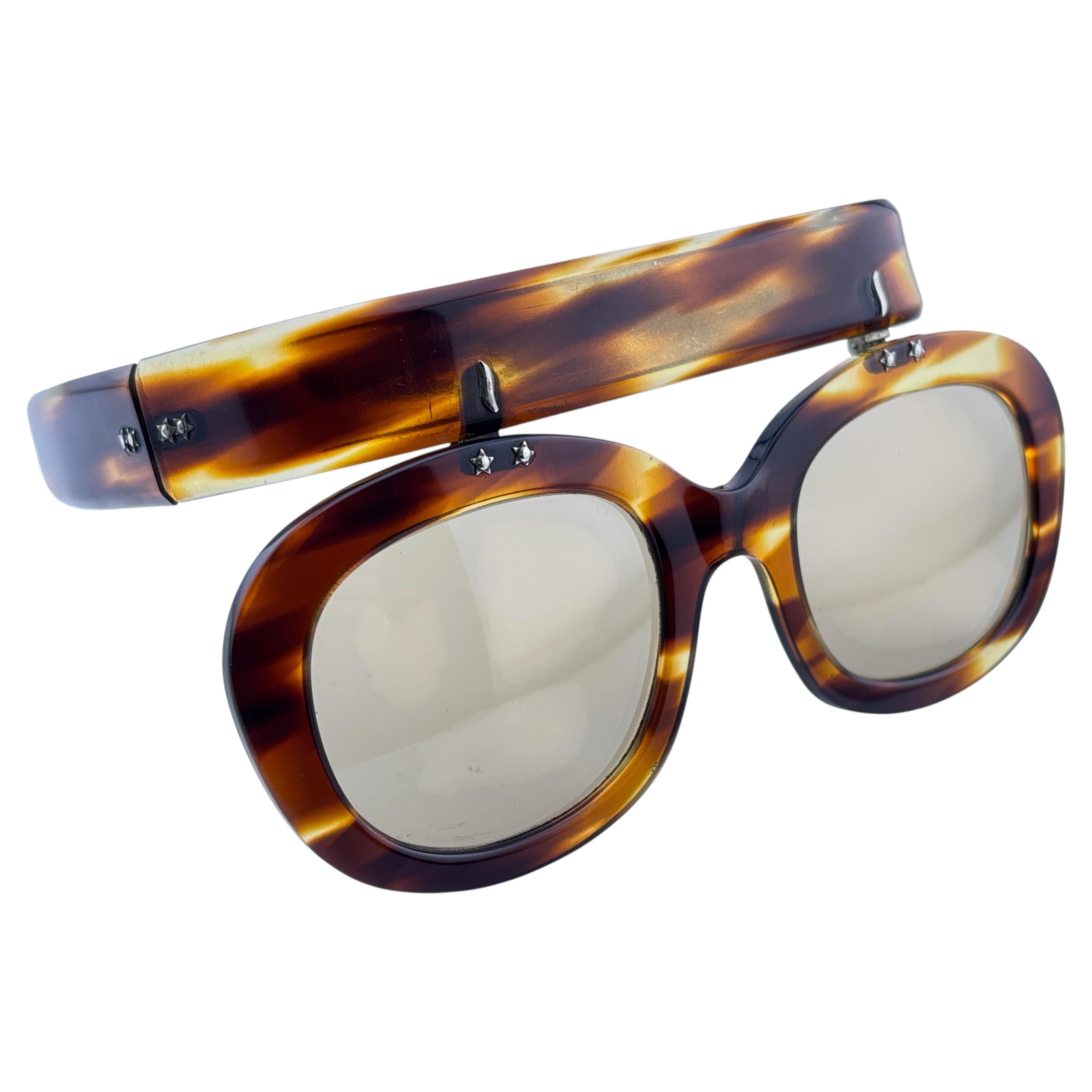 Occhiali da sole vintage in tartaruga con montatura a cerniera del 1960 Made In Italy