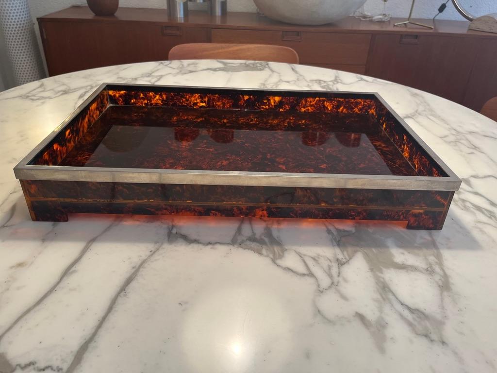 Tortoise shell and chrome serving tray by Willy Rizzo made in Italy ca. 1970
Good vintage condition
L 54 x D 35 x H 8 cm