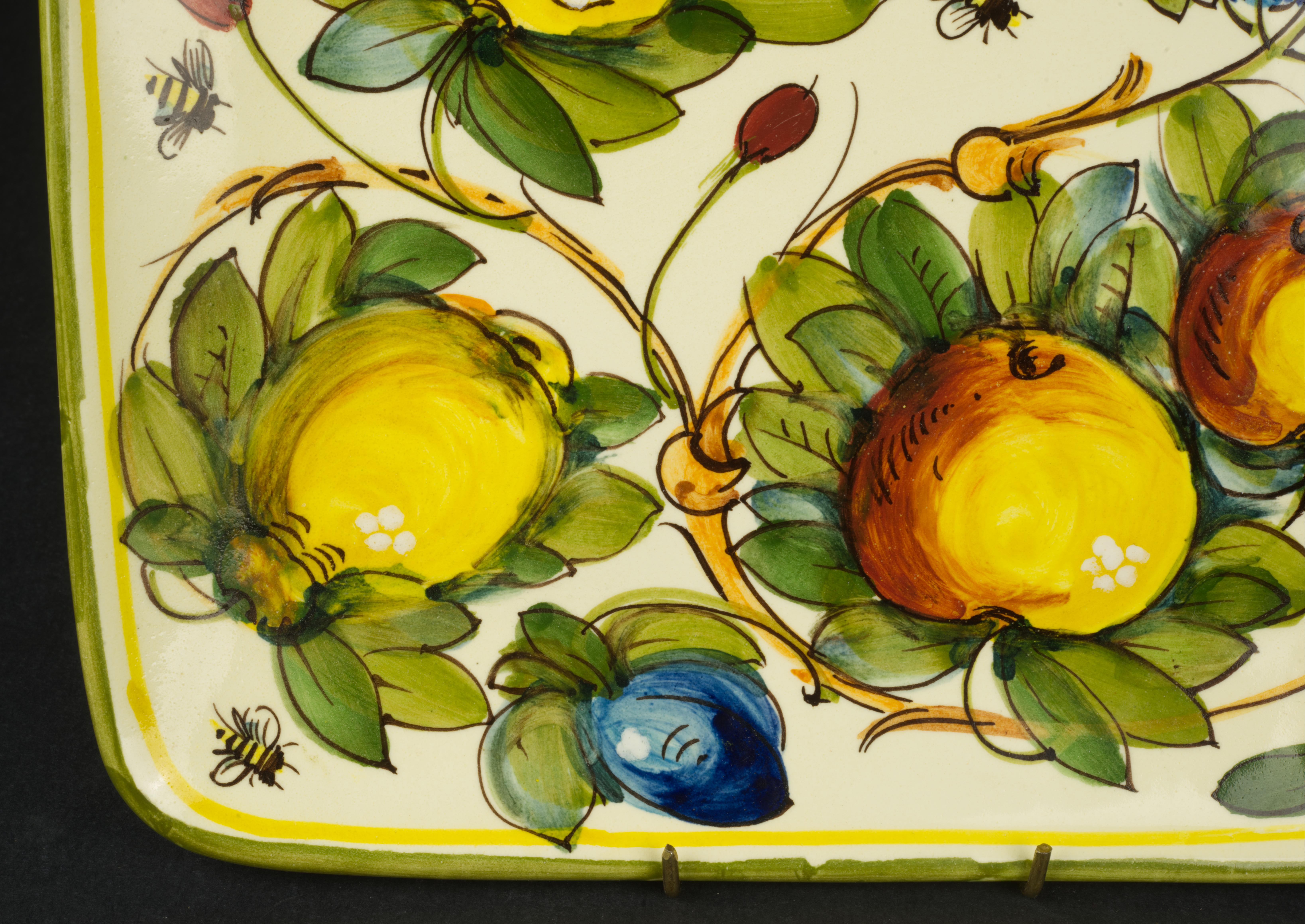 Plat de service carré Toscana Bees Majolica Italie Bon état - En vente à Clifton Springs, NY
