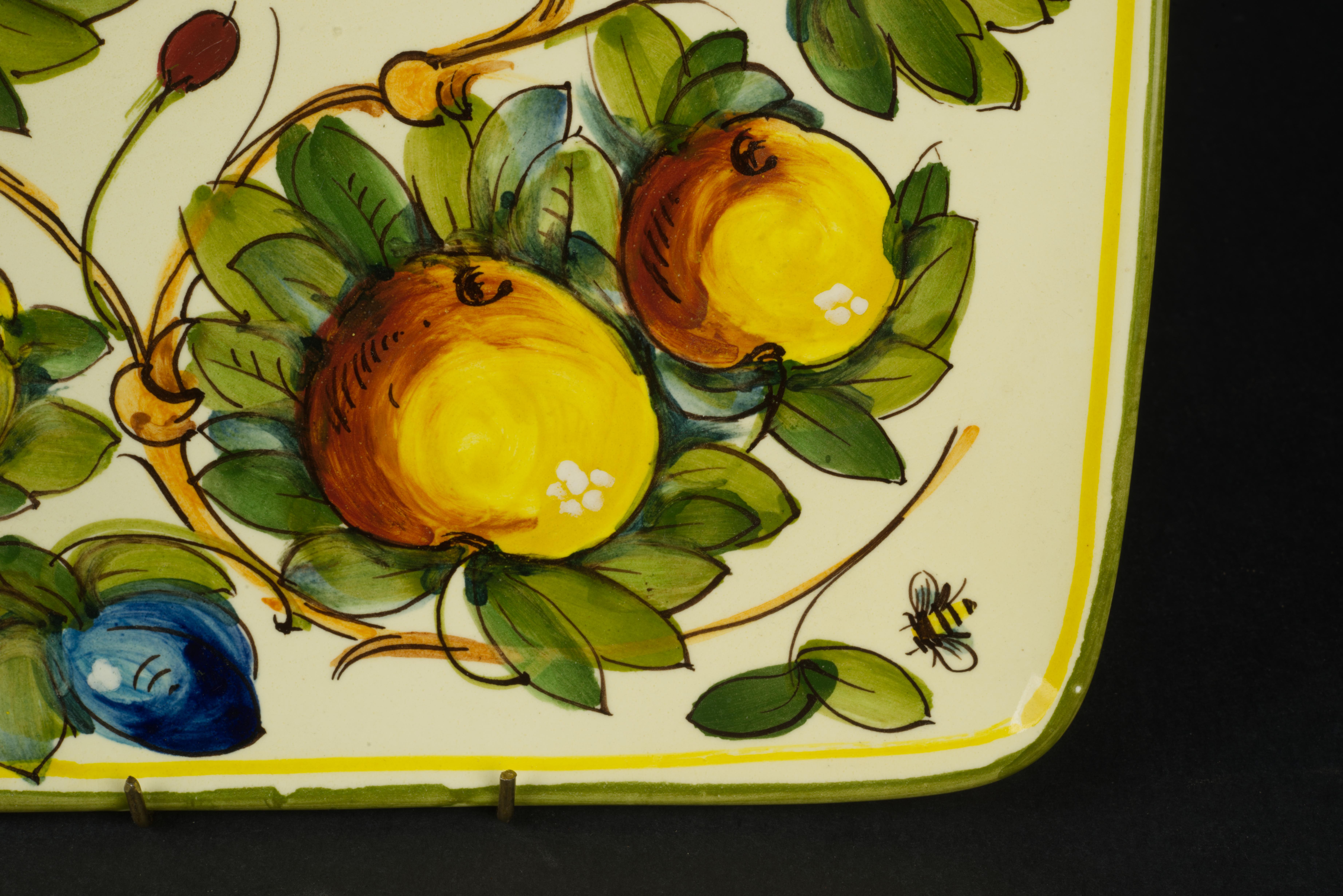 20ième siècle Plat de service carré Toscana Bees Majolica Italie en vente