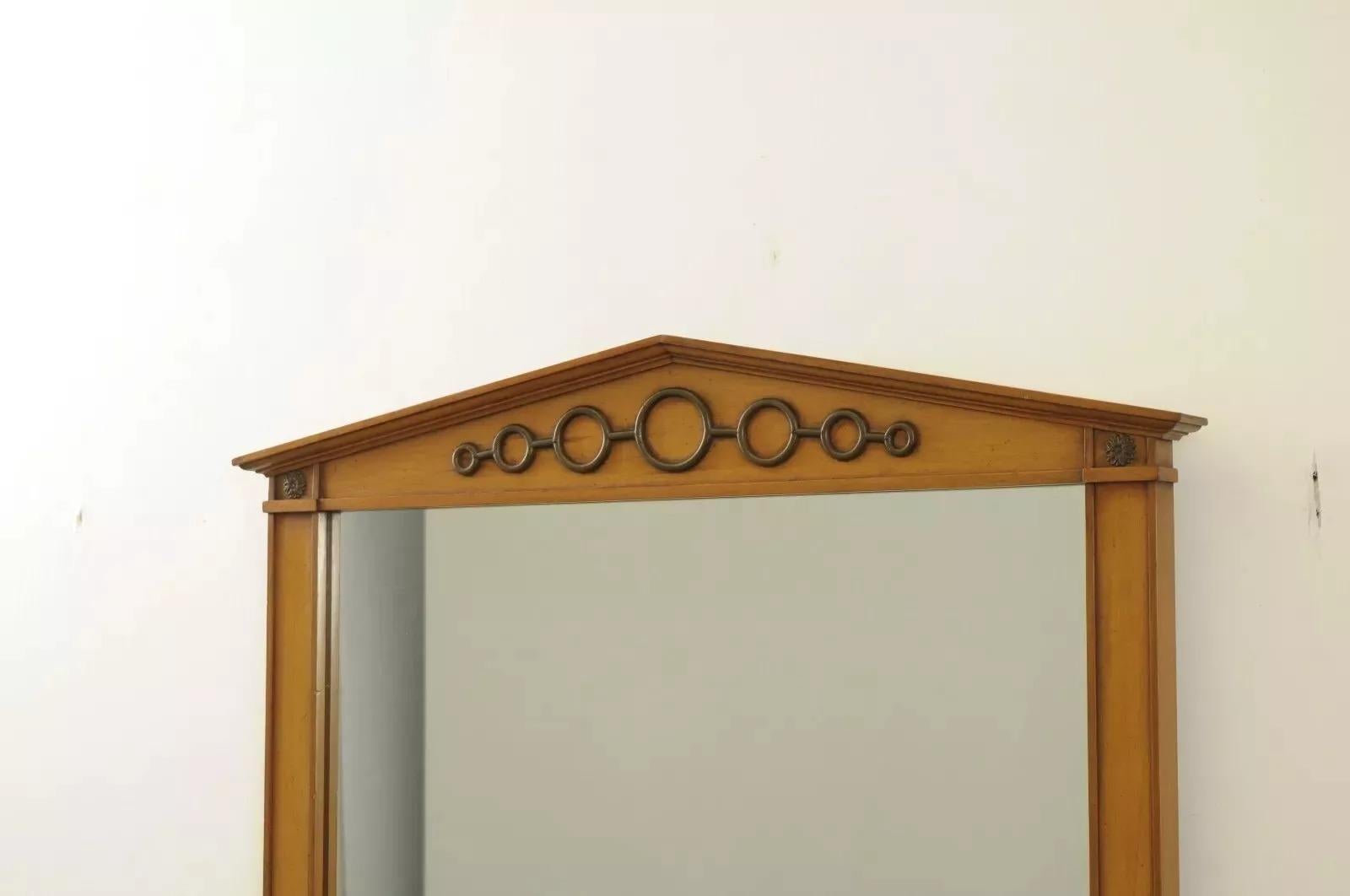 Vintage Toscana Dixon Powdermaker Französisch Regency-Stil Pecan Holz Wandspiegel. Circa Mitte des 20. Jahrhunderts. Abmessungen: 40