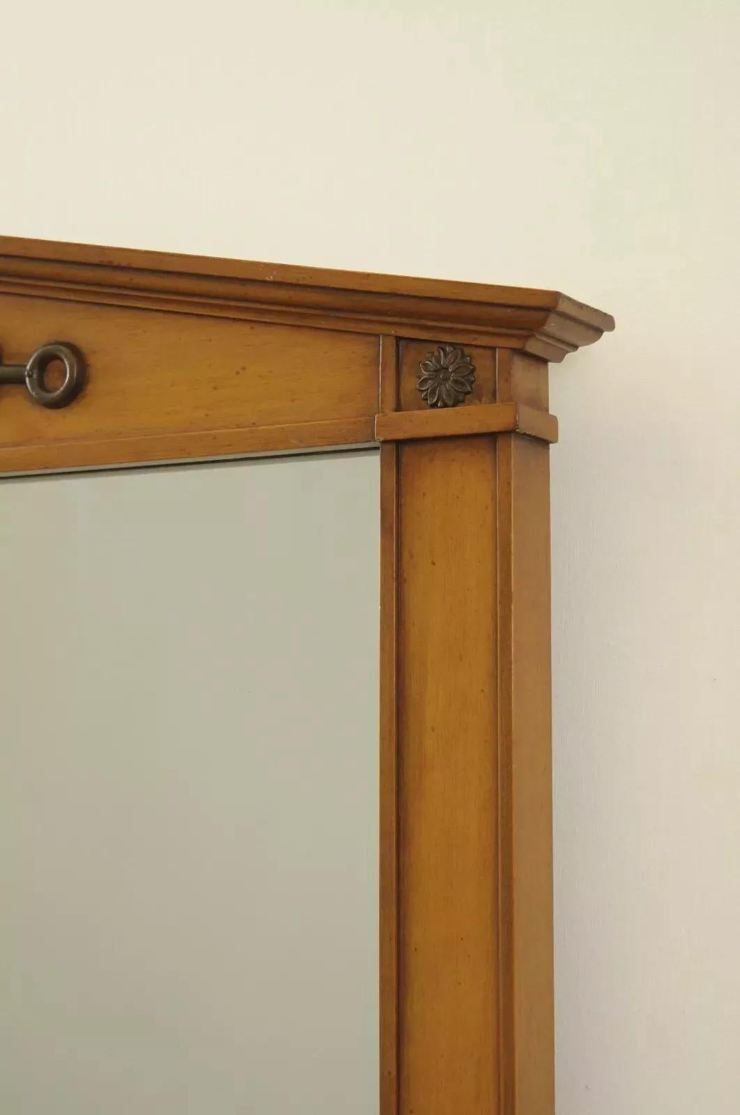 Vintage Toscana Dixon Powdermaker Französischer Regency-Wandspiegel aus Pekannussholz, Vintage (20. Jahrhundert) im Angebot