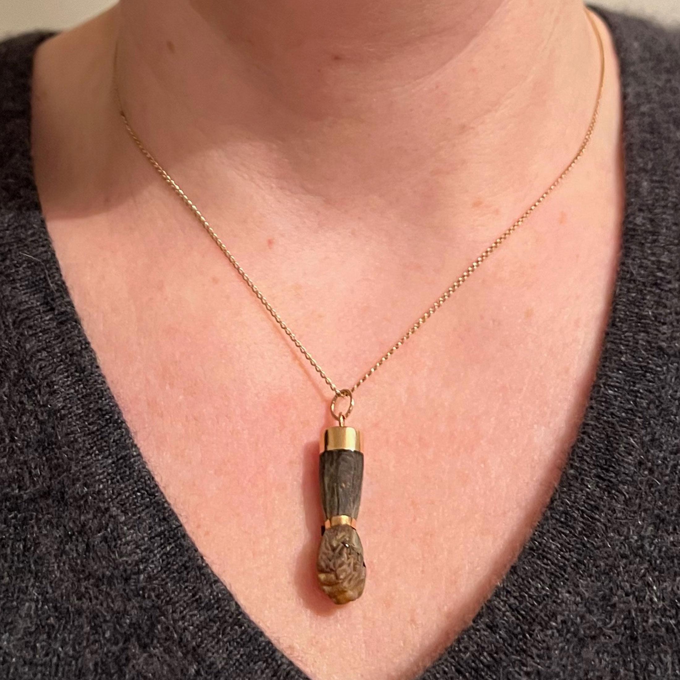 Femenino o masculino Colgante de oro amarillo de 18 quilates con encanto Vintage Touch Wood Mano Figa en venta