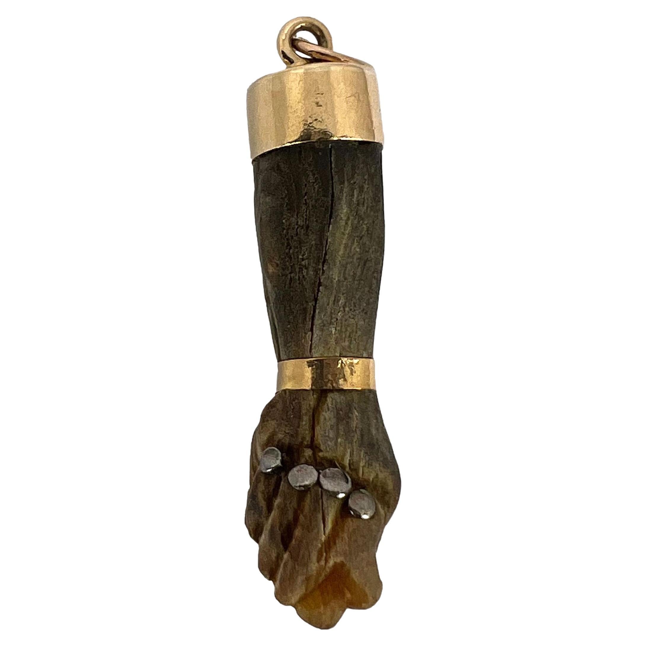 Mano Figa Pendentif breloque vintage Touch Wood en or jaune 18 carats en vente