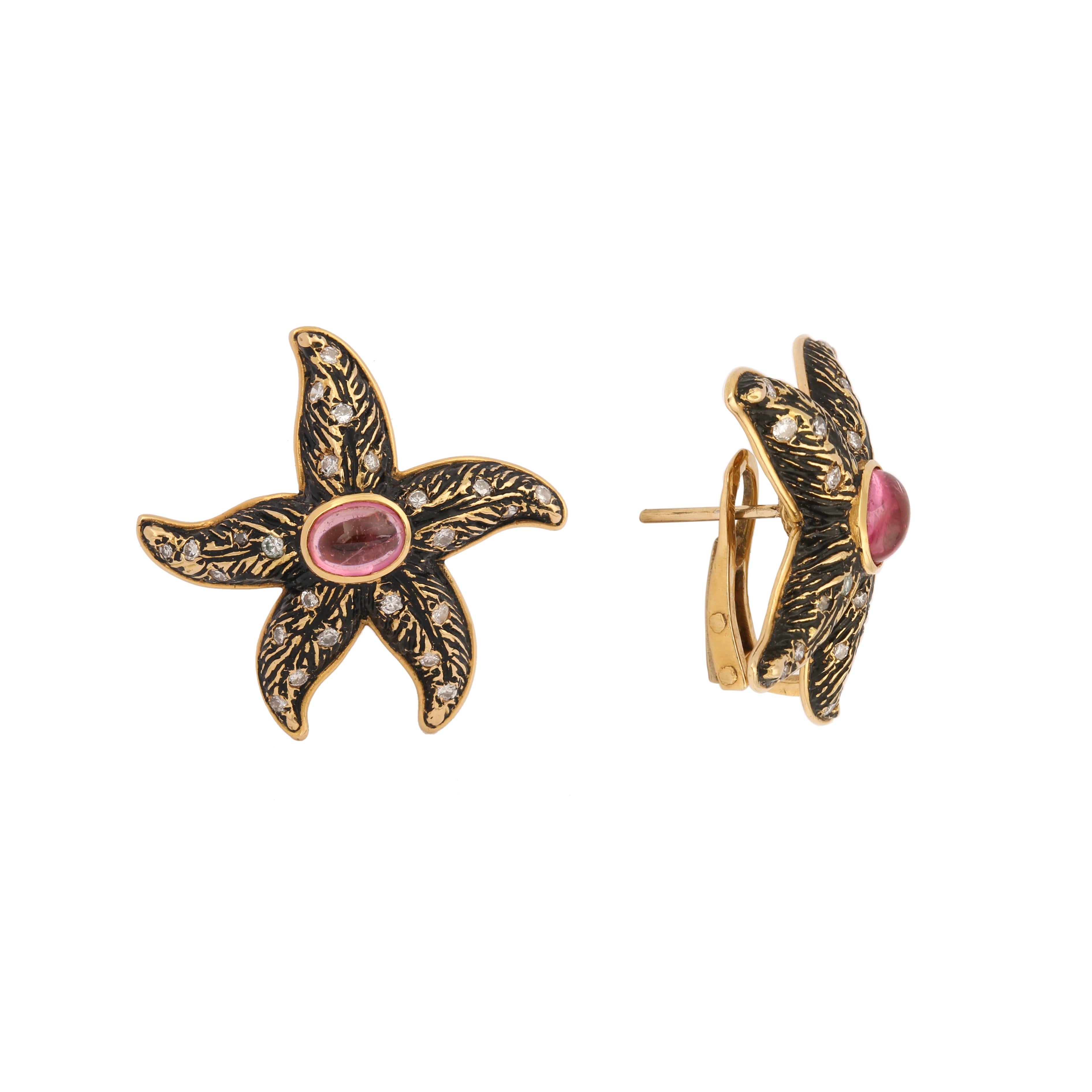Pair of starfish earrings in black-enamelled yellow gold, centred on cabochon tourmalines and set with diamonds.

Clips for pierced ears.

Total estimated weight of tourmalines: 2 carats

Total estimated weight of diamonds: 0.35 carats

Dimensions :