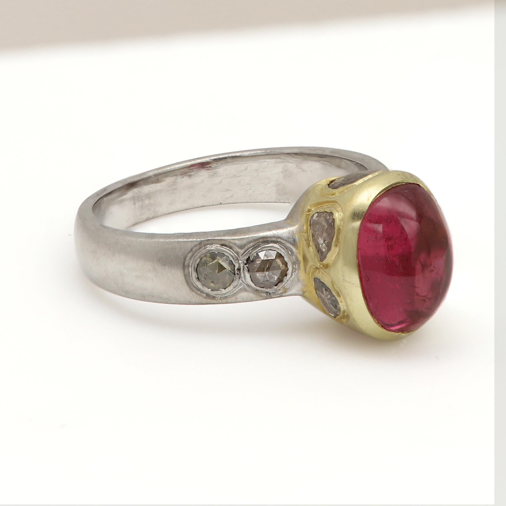 Vintage Tourmaline Gold Ring Natural Pink Gemstone cabochon 18 Karat two tone For Sale 3